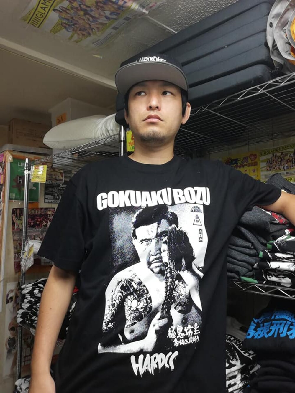 ブラック系のTシャツ/カットソーを着用したメンズの夏コーディネートの1枚目の写真