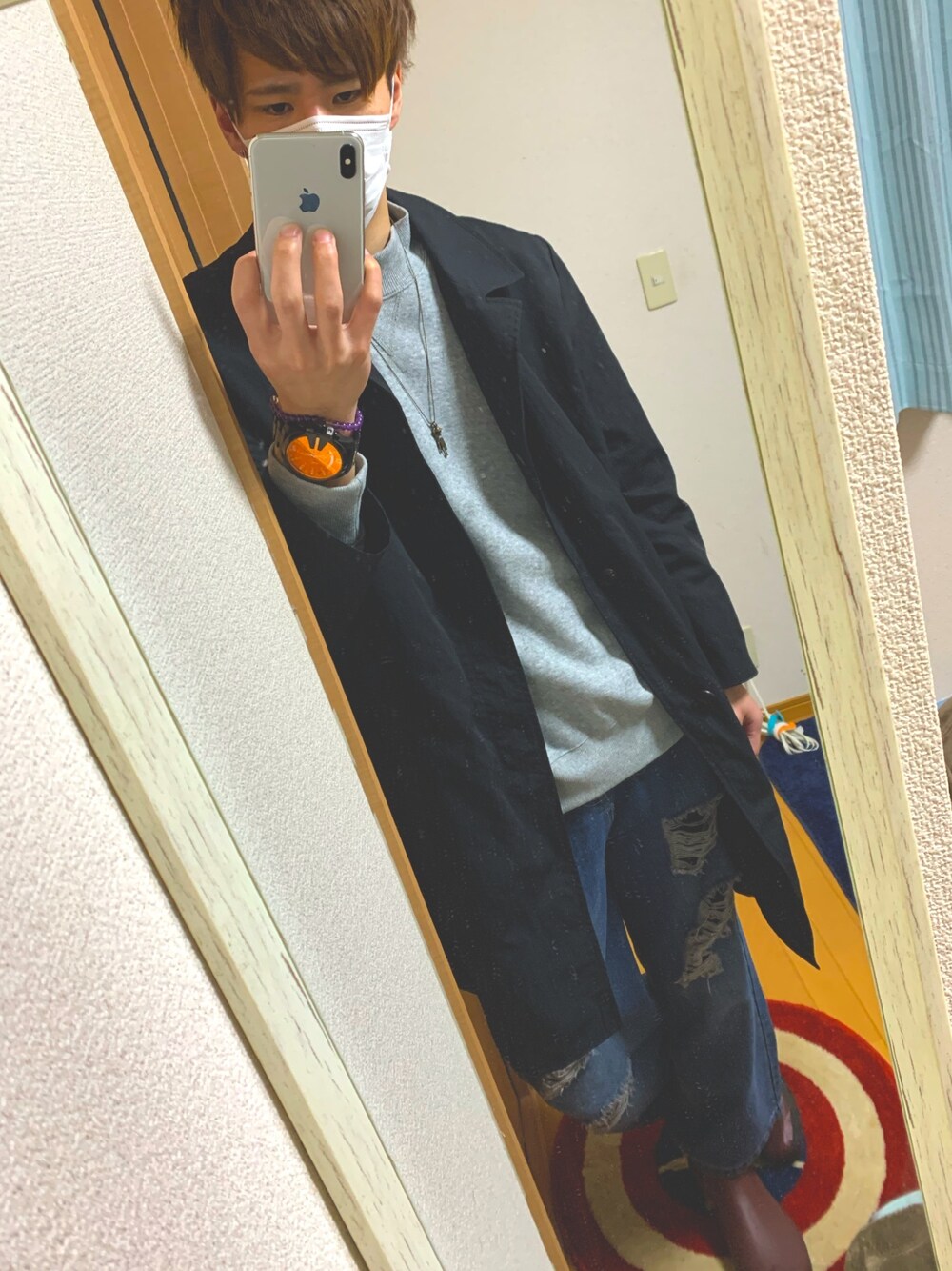 「おうちファッション、シンプル、ゆるコーデ、ビッグシルエット、黒、雨の日コーデ、黒コーデ、コート、ステンカラーコート」｜「無印良品のアイテム（ステンカラーコート、ブラック系）」を使った、るるさん（メンズ・186cm）の春コーディネートの1枚目の写真