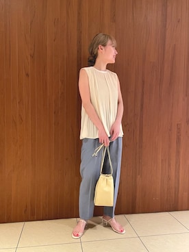 「URBAN RESEARCH（アーバンリサーチ）のプリーツデザインノースリーブブラウス（シャツ/ブラウス、ホワイト系）」を使った、河村初美さん（レディース）の春コーディネート