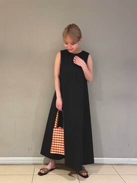 「URBAN RESEARCH（アーバンリサーチ）のUR TECH(UVカット)+抗菌 機能付  タイプライターテントワンピース（ワンピース、ブラック系）」を使った、河村初美さん（レディース）の春コーディネート