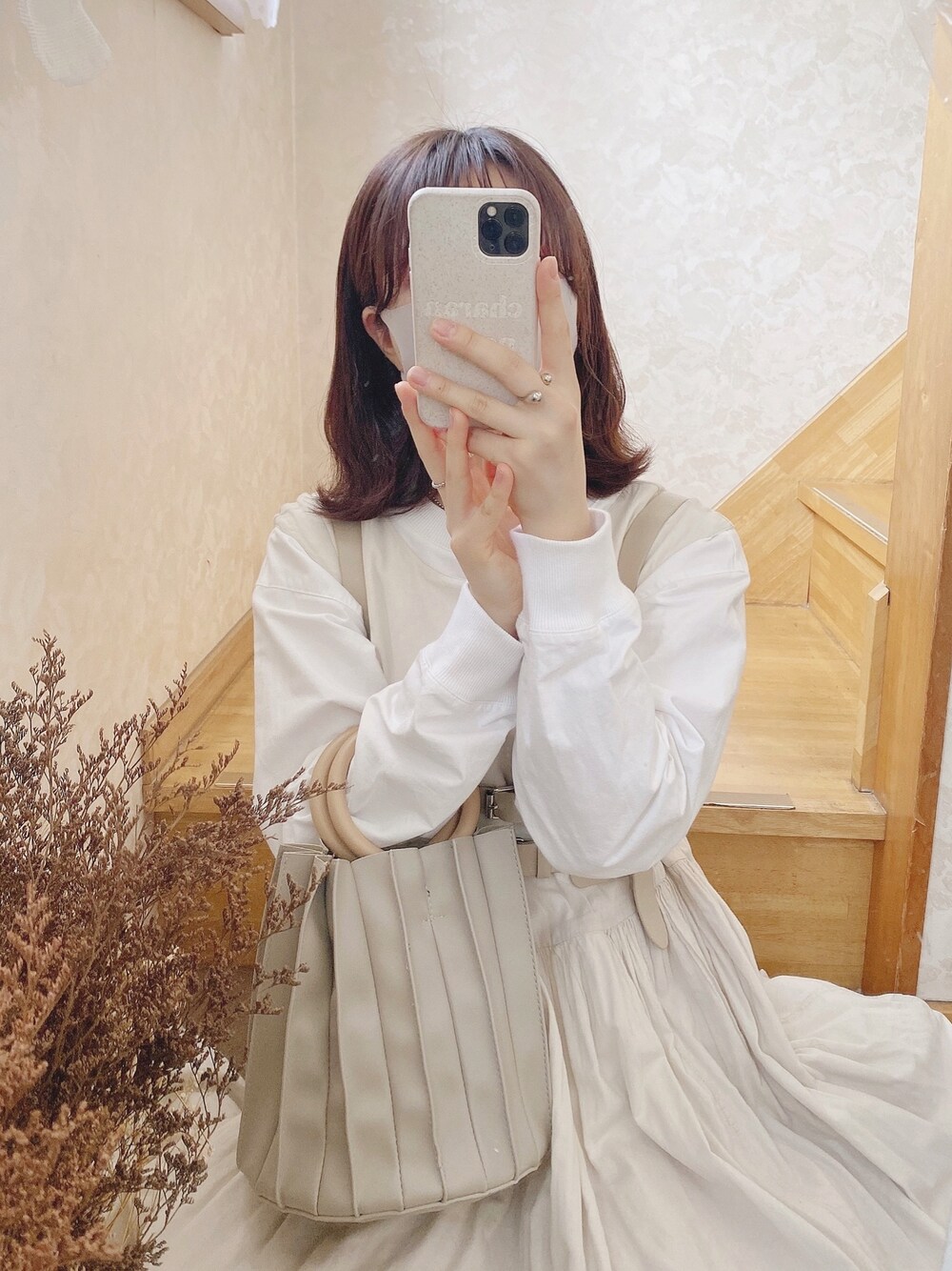 「カヌレバッグ、プリーツバッグ、レザーバッグ、ベージュコーデ、淡色女子、淡色コーデ、コルセットベルト、無印良品コーデ、春コーディネート、白シャツコーデ」｜「shopnikonikoのウッドハンドルプリーツバッグ（ハンドバッグ、グレー系）」を使った、𝘮𝘪        さん（レディース・158cm）の春コーディネートの1枚目の写真