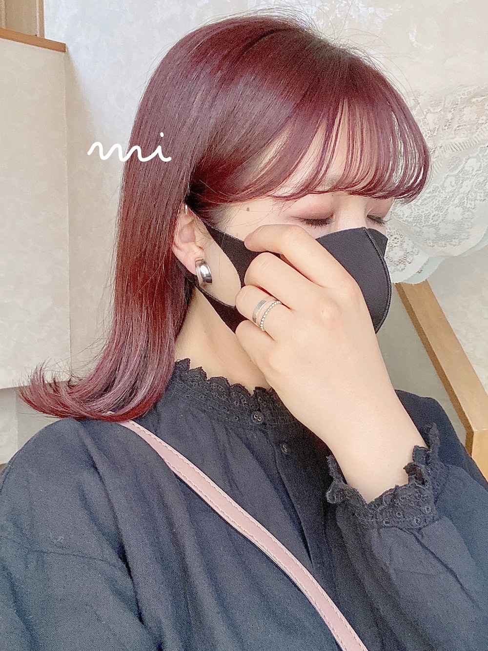「ワインレッド、トレンドカラー、外ハネ、ヘアカラー、ブルベ夏、ヘアメイク、フリルブラウス、フリルネック、黒トップス、シルバーアクセ」｜「Samansa Mos2の衿刺繍シャーリング前開きブラウス（シャツ/ブラウス、ブラック系）」を使った、𝘮𝘪        さん（レディース・158cm）の夏コーディネートの1枚目の写真