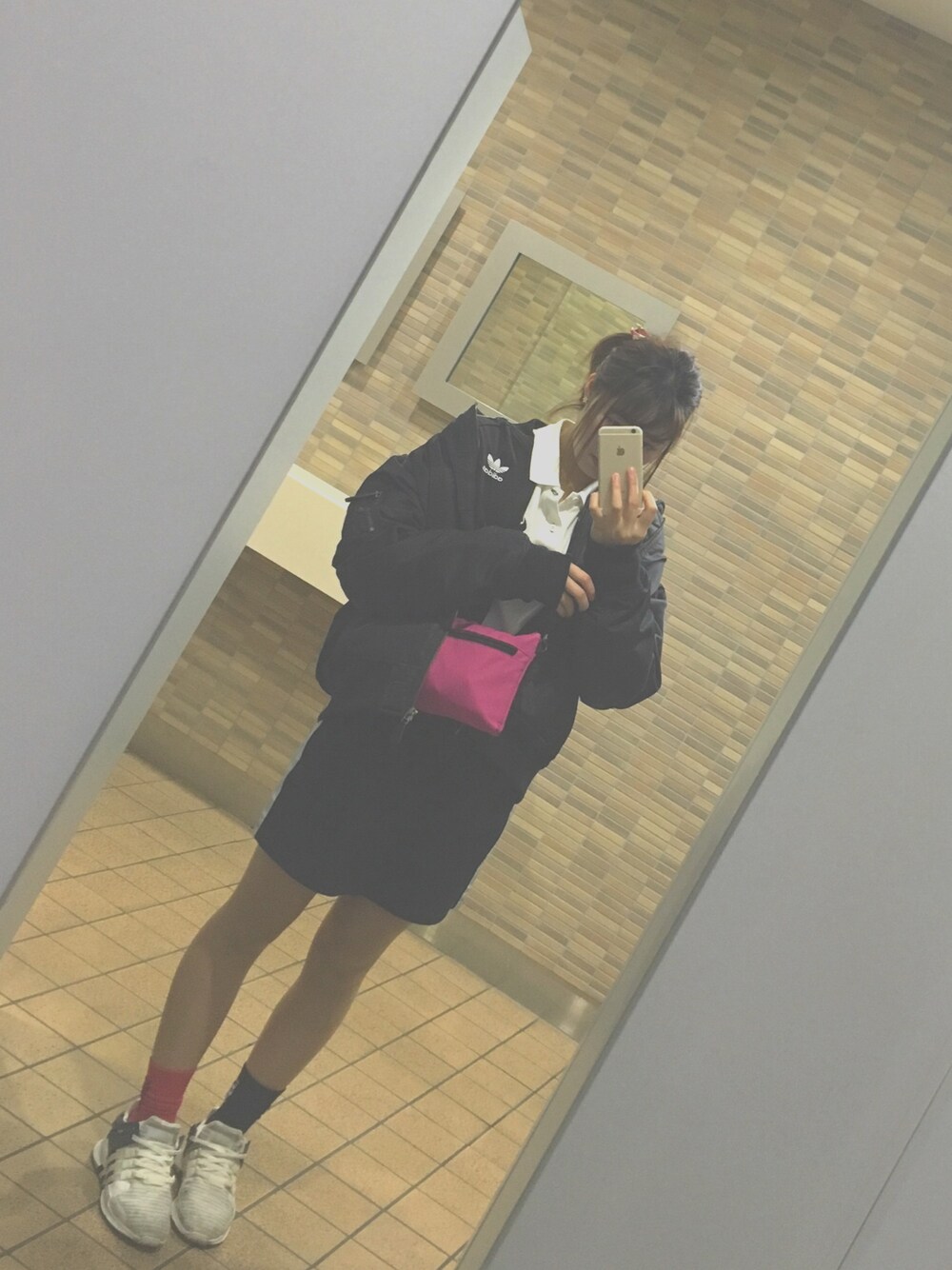 「SECOND、LIVE、冬、靴下×スニーカー、おしゃれさんと繋がりたい」｜「adidasの【adicolor】オリジナルス トラックトップジャージ[SUPERGIRL TRACK TOP]（ジャージ、ブラック系）」を使った、Misaさん（レディース・163cm）の冬コーディネートの1枚目の写真