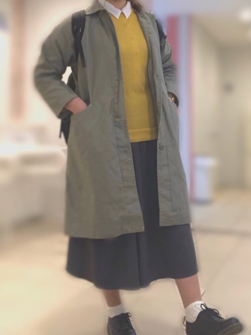 「お気に入りの服でデートに行こう、春、カジュアルコーデ、シンプルコーデ、シャツスタイル、Dr.Martens、古着」｜「Samansa Mos2のステンカラーコート（ステンカラーコート、グリーン系）」を使った、Mayuさん（レディース・165cm）の冬コーディネートの1枚目の写真