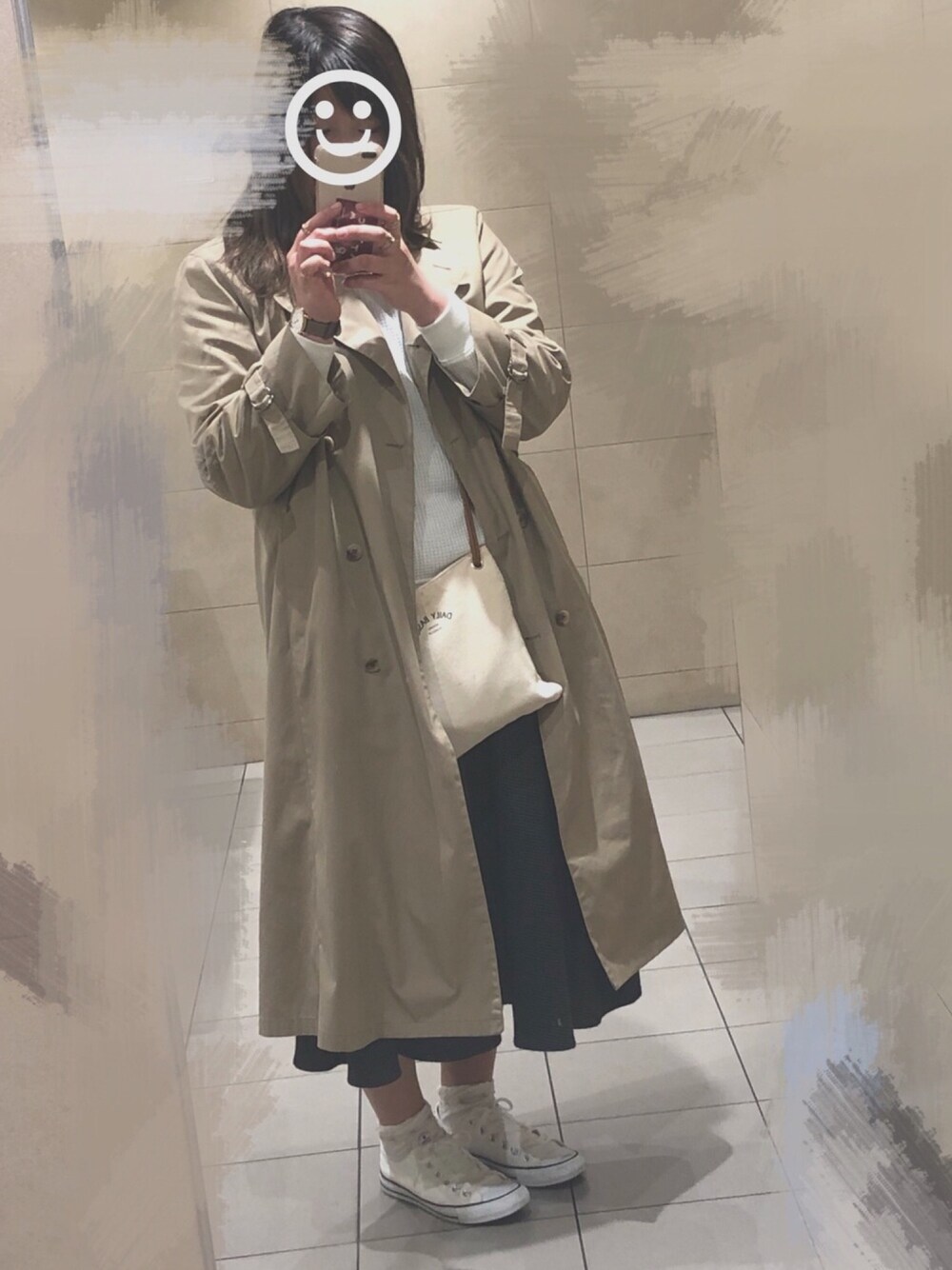 「カジュアル、ootd、古着、ロングトレンチコート、いいね返し」｜「studio CLIPのアイテム（バッグ、ホワイト系）」を使った、Mayuさん（レディース・165cm）の春コーディネートの1枚目の写真
