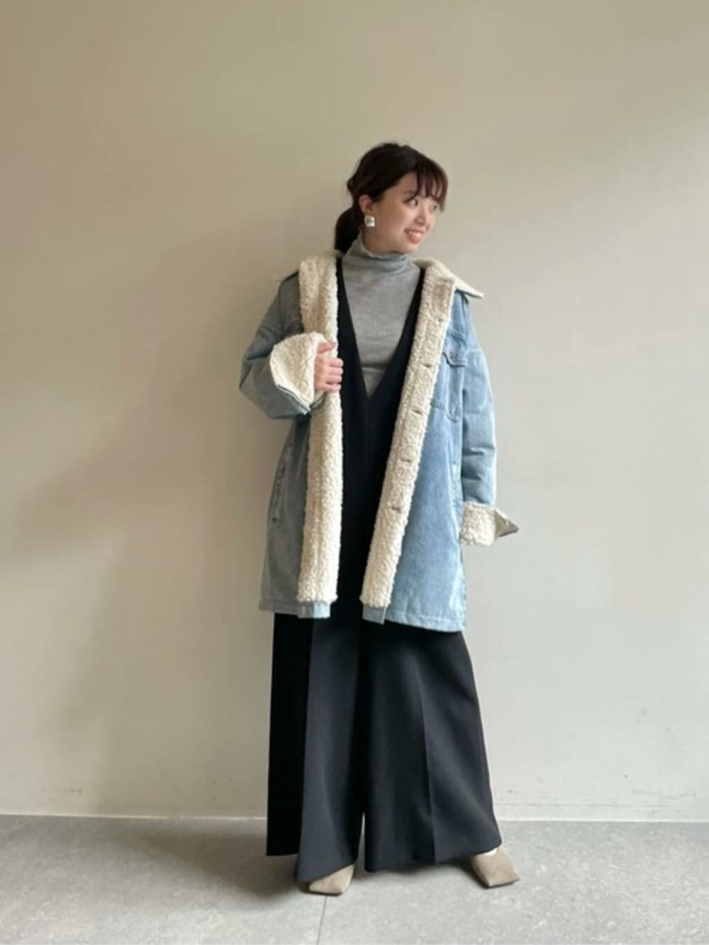 「ニット、カジュアル、デニムジャケット、サロペット、ボア、オールインワン、タートルネック、大人カジュアル、ウィムガゼット、whimgazette」｜「Whim Gazetteの【Nina&Jules】スクエアクリップイヤリング（イヤリング、シルバー系）」を使った、WhimGazette_officialさん（レディース・158cm）の秋コーディネートの1枚目の写真