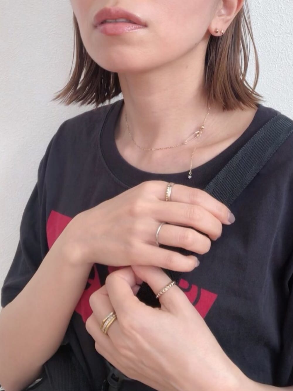 「アクセサリー、リング重ね付け、指輪、ゴールドアクセ、シルバーアクセサリー、サムリング、ピアス、ネックレス、安全ピン、リーバイス」｜「JAM HOME MADEのロイヤル スタッズ ピアス K10YG/両耳/10金イエローゴールド/プレゼント/結婚式/シンプル（ピアス（両耳用）、ゴールド系）」を使った、Nagasawa Kazukoさん（レディース・152cm）の夏コーディネートの1枚目の写真