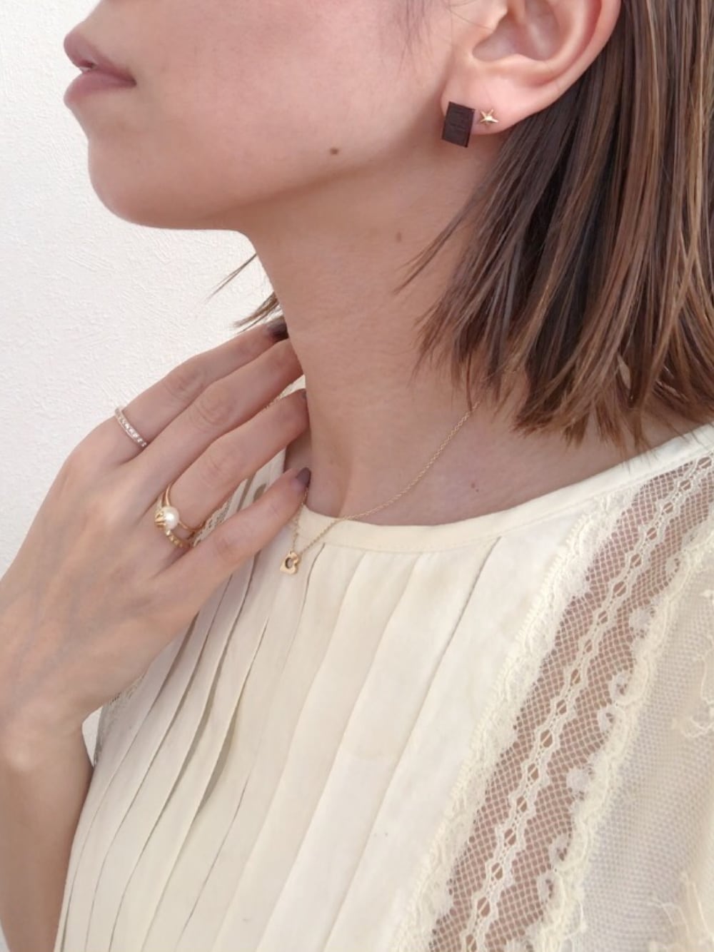 「アクセサリー、アクセじゃら付け、シルバーアクセサリー、指輪、ブレスレット、ピアス、ノースリーブ、リング、ゴールドアクセ、レース」｜「JAM HOME MADEのスター スタッズ ピアス K10YG/両耳/10金イエローゴールド/プレゼント/シンプル/ミニマル/結婚式（ピアス（両耳用）、ゴールド系）」を使った、Nagasawa Kazukoさん（レディース・152cm）の夏コーディネートの1枚目の写真