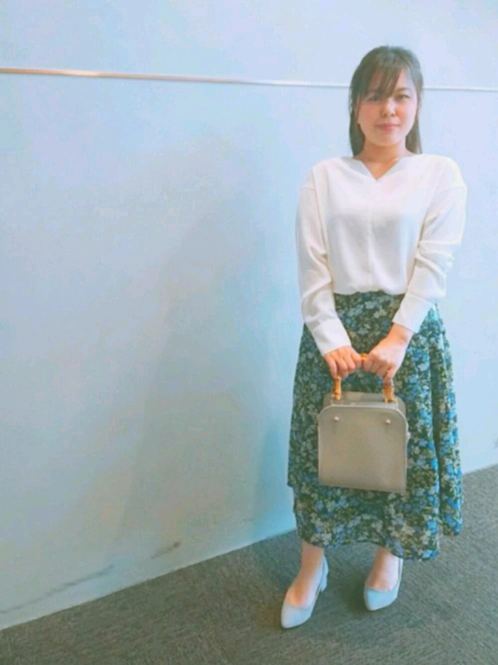 ホワイト系のシャツ/ブラウス、ブルー系のスカート、グレー系のハンドバッグを着用したレディースの春コーディネートの1枚目の写真