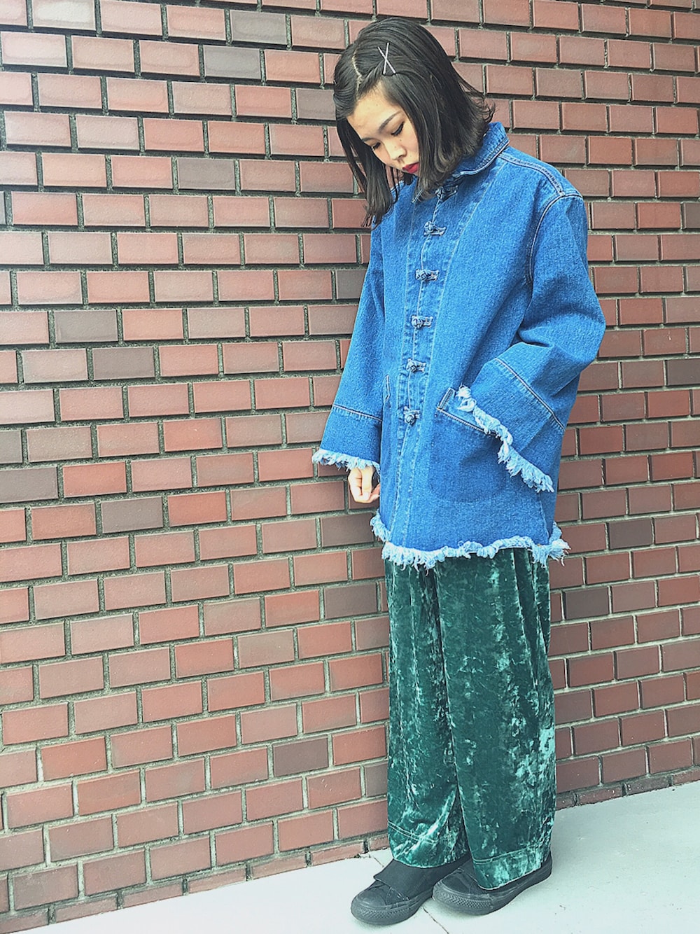 ブルー系のデニムジャケット、グリーン系のその他パンツ、ブラック系のスニーカーを着用したレディースの秋コーディネートの1枚目の写真