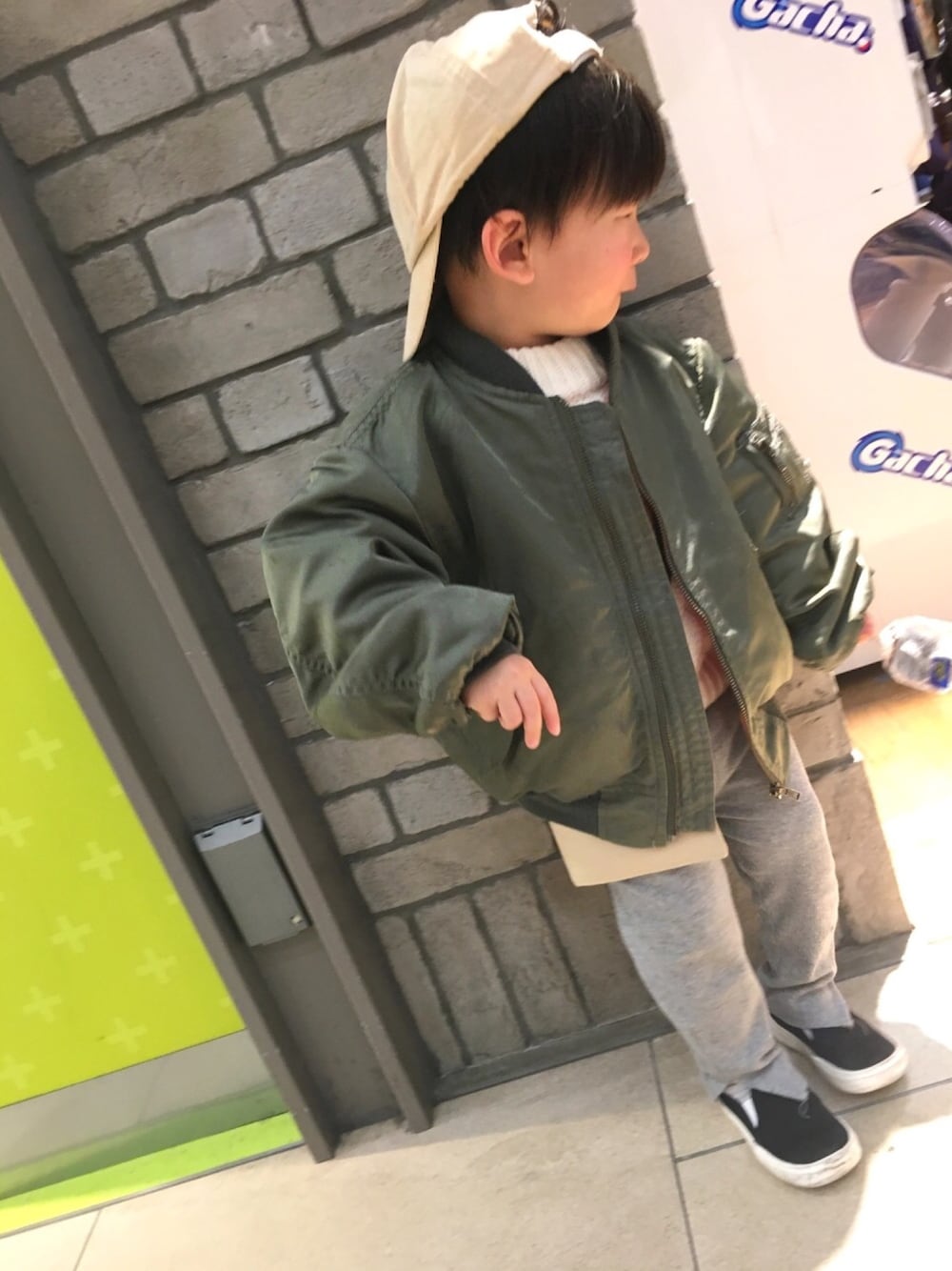「シンプルコーデ、カジュアル、男の子コーデ、息子コーデ、レギンス、2歳、おしゃれさんと繋がりたい、MA-1、スウェット」｜「Birthdayのアイテム（スラックス、グレー系）」を使った、yukiさん（キッズ・90cm）の冬コーディネートの1枚目の写真