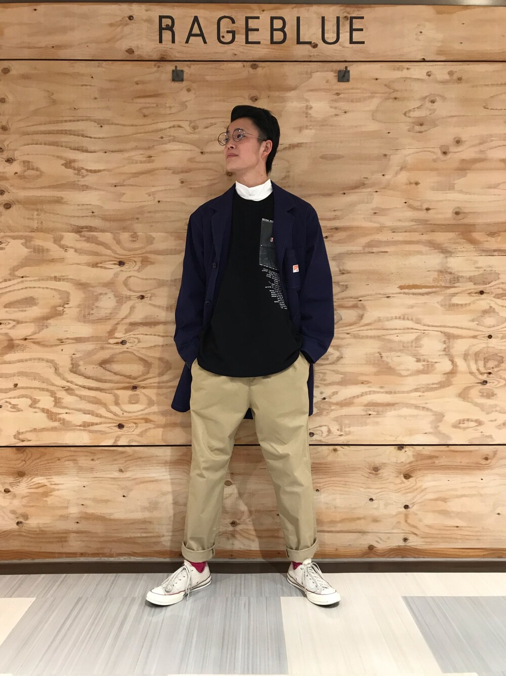 ブルー系のステンカラーコート、ブラック系のTシャツ/カットソー、ホワイト系のTシャツ/カットソーを着用したメンズの冬コーディネートの1枚目の写真