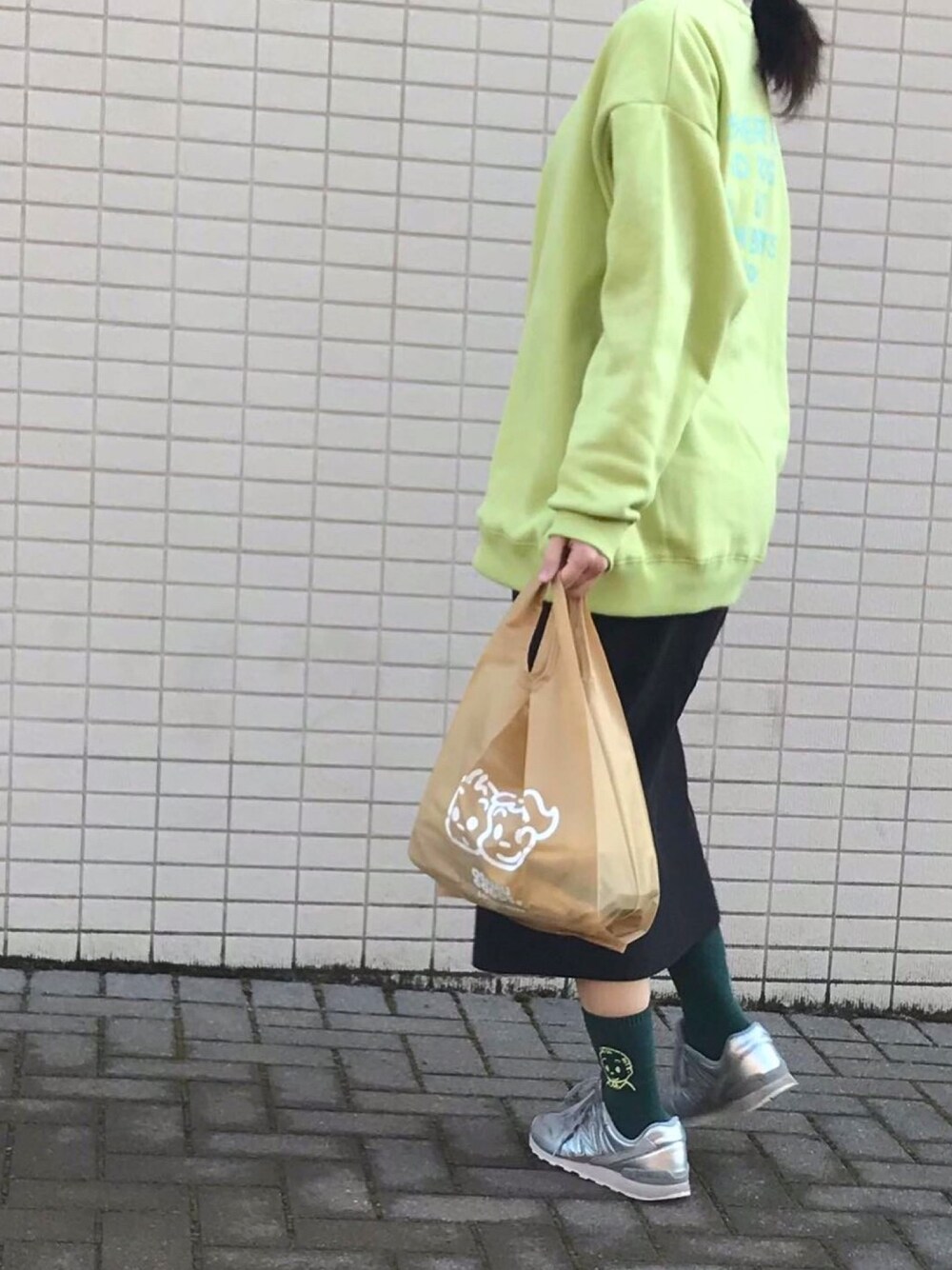 グリーン系のスウェット、ベージュ系のバッグ、グリーン系のソックス/靴下を着用したレディースの冬コーディネートの1枚目の写真