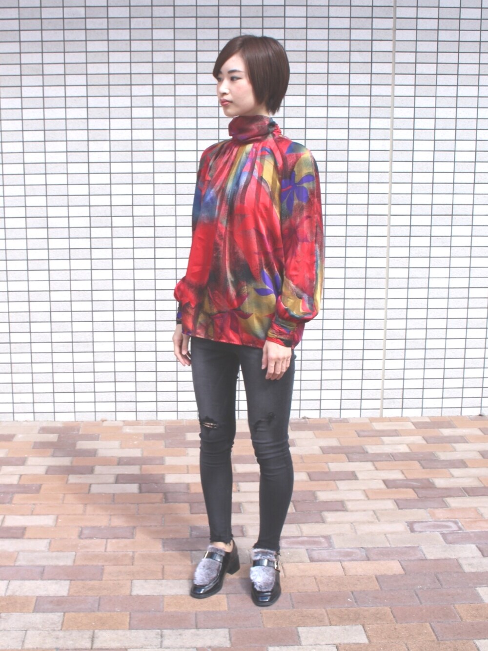 ブラック系のデニムパンツ、ブラック系のモカシン/デッキシューズを着用したレディースの秋コーディネートの1枚目の写真