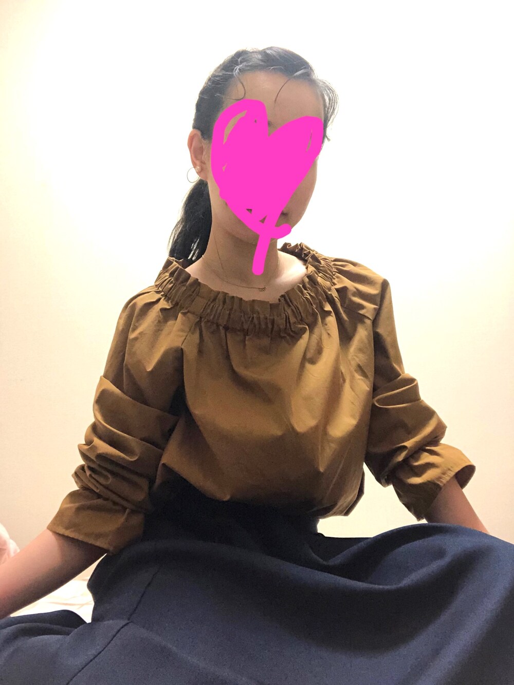 「お仕事コーデ、オフショルではない？、キャラメル、昨年服、座り画」｜「Te chichi TERRASSEのアイテム（シャツ/ブラウス、ブラウン系）」を使った、かぴいさん（レディース・157cm）の夏コーディネートの1枚目の写真