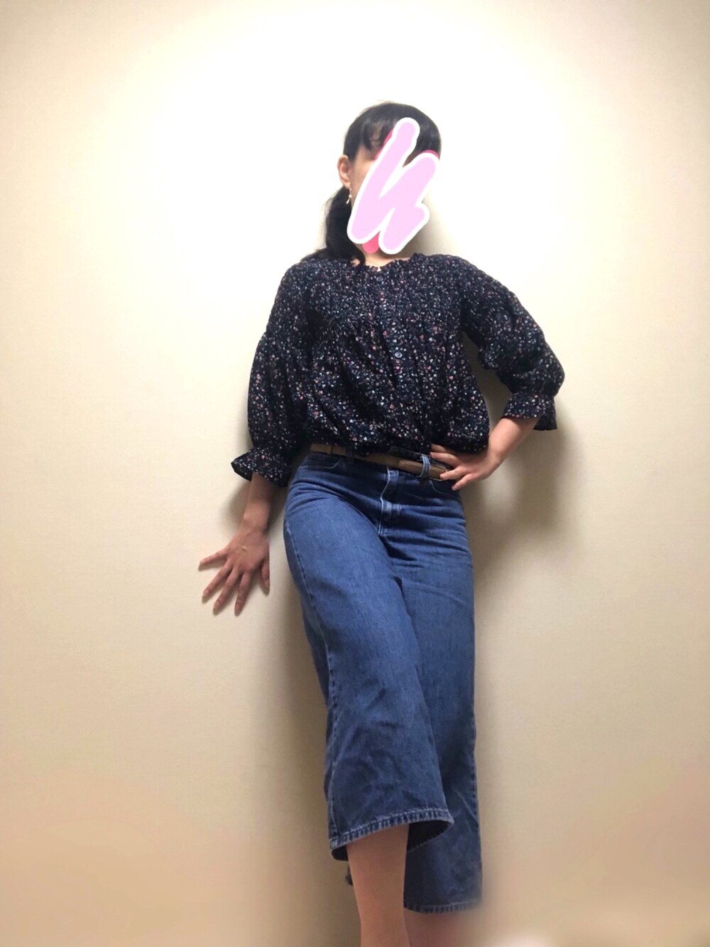 「お仕事コーデ、花柄、1980円、トップス、ワイドジーンズ、カジュアルコーデ」｜「UNIQLOのアイテム（デニムパンツ、ブルー系）」を使った、かぴいさん（レディース・157cm）の夏コーディネートの1枚目の写真
