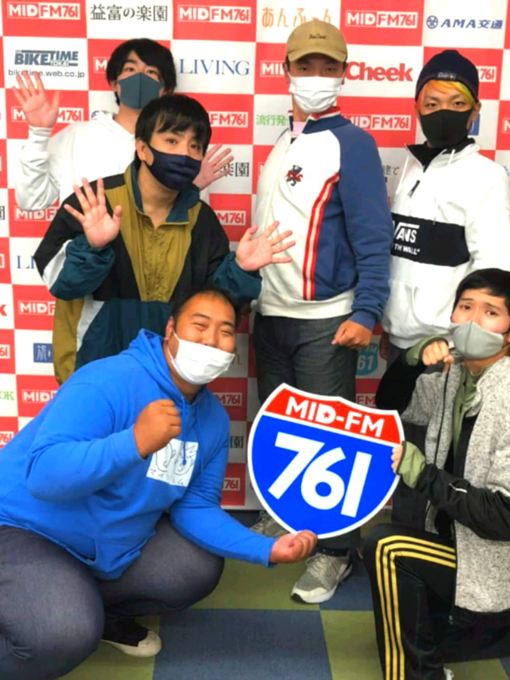 「ホリンピックラジオ」｜「先輩からもらったのアイテム（ジャージ、ホワイト系）」を使った、はちごーさん（メンズ・178cm）の秋コーディネートの1枚目の写真