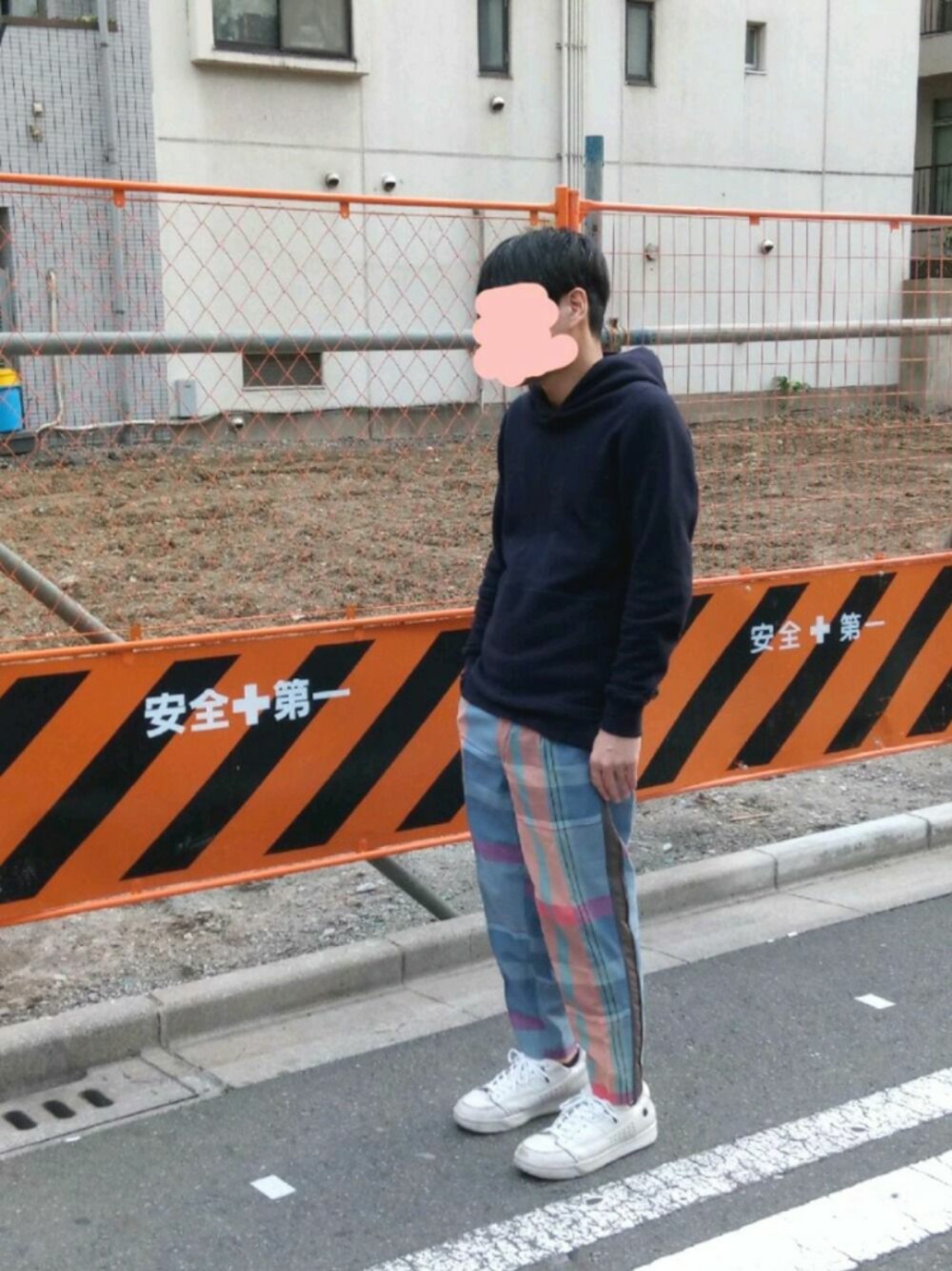 「GRAVISのアイテム（スニーカー、ホワイト系）」を使った、aesthelectronicaさん（メンズ・168cm）の春コーディネートの1枚目の写真
