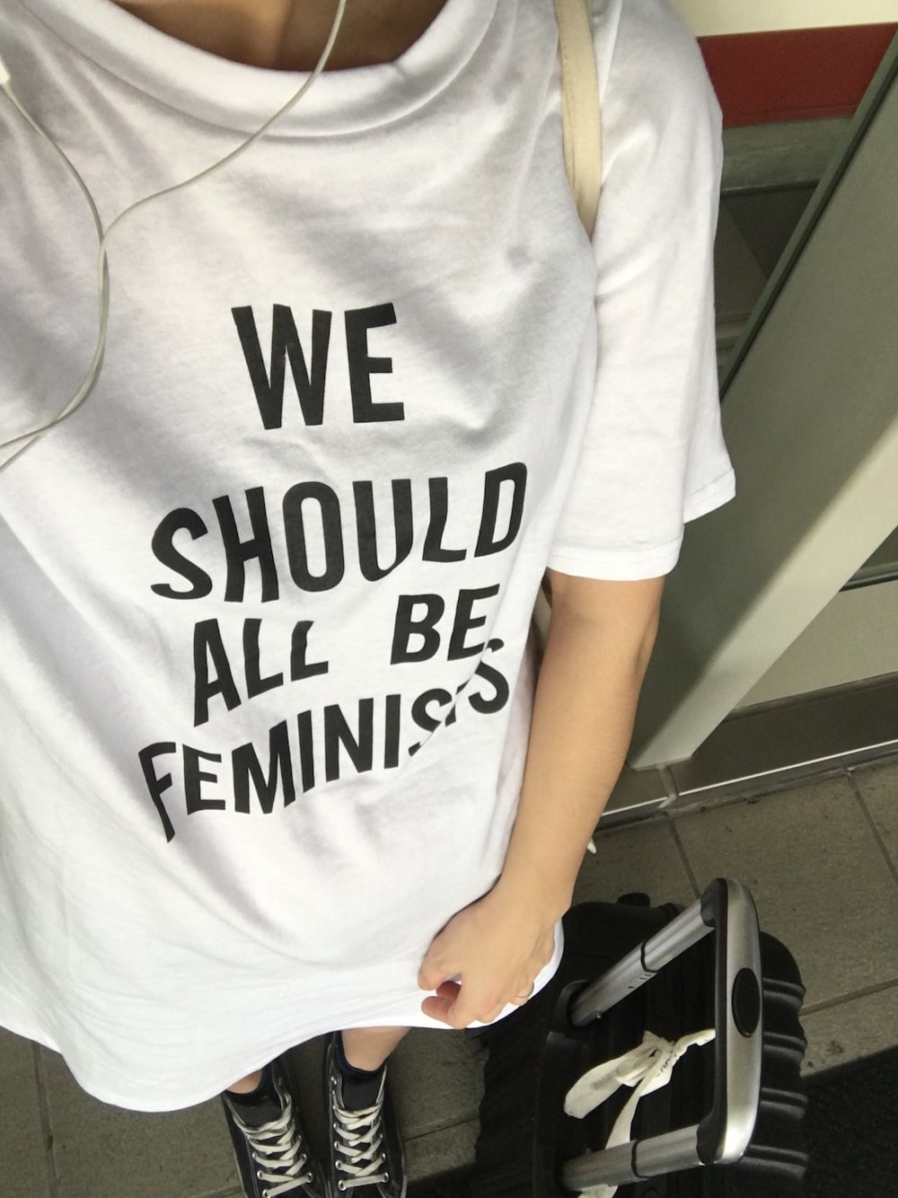 「UNKNOWN.のアイテム（Tシャツ/カットソー、ホワイト系）」を使った、YUI さん（レディース・161cm）の夏コーディネートの1枚目の写真
