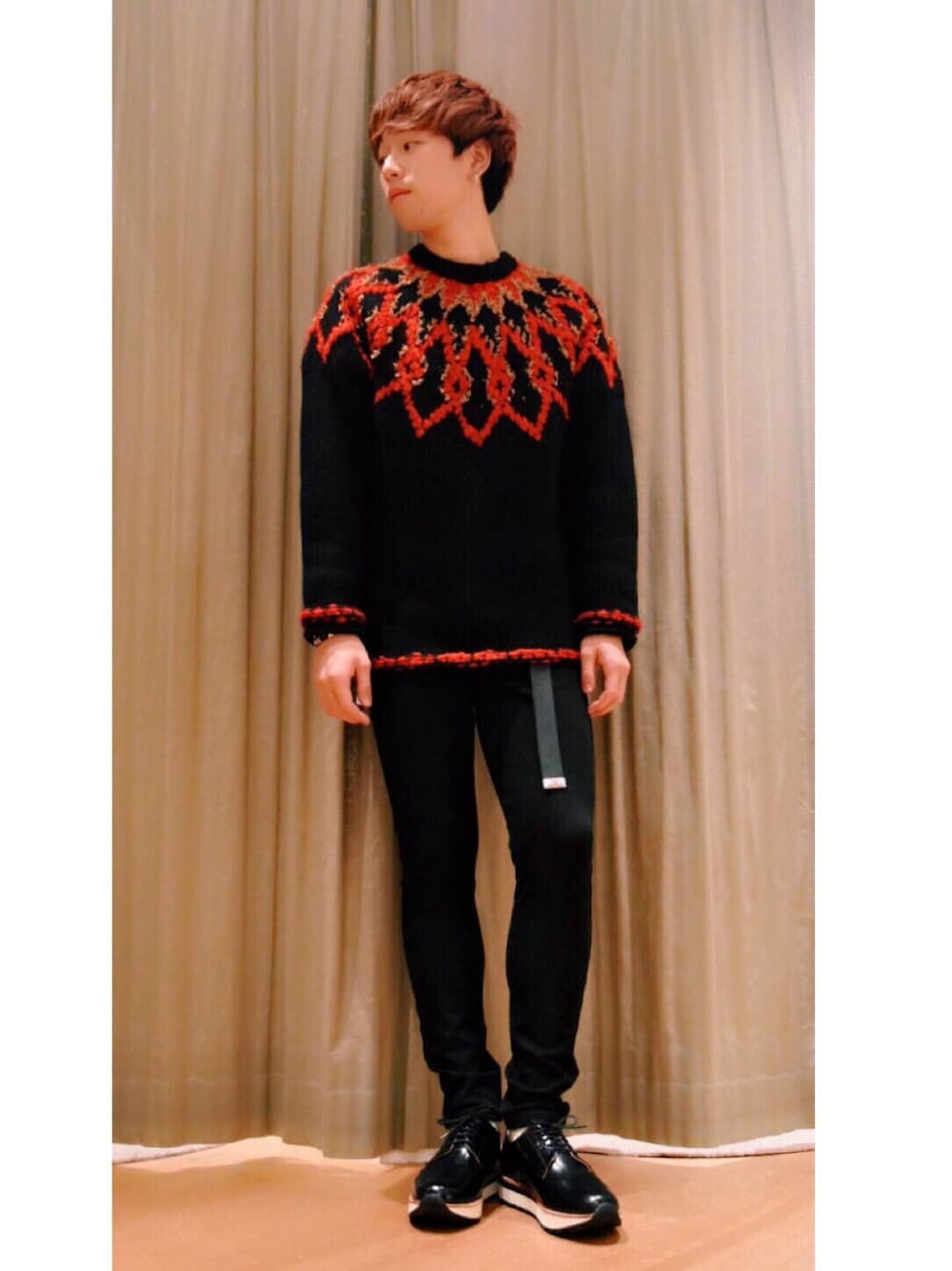 「ニット、ブラックコーデ、outfit、シンプル、ootd、スキニーデニム、革靴、モードストリート、ビッグシルエット」｜「Lui'sの求心柄手編みニット（ニット/セーター、ブラック系）」を使った、しんやさん（メンズ・173cm）の冬コーディネートの1枚目の写真