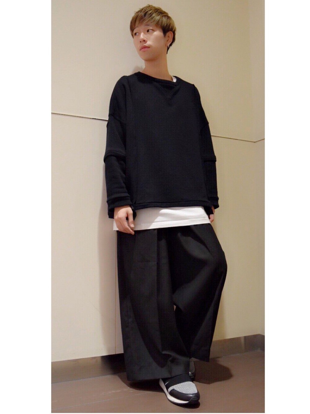 「シンプル、ootd、ワイドパンツ、ビッグシルエット、モードストリート、モード、モノクロ、ストリート、スニーカー、スニーカーコーデ」｜「SYUのアイテム（スウェット、ブラック系）」を使った、しんやさん（メンズ・173cm）の冬コーディネートの1枚目の写真