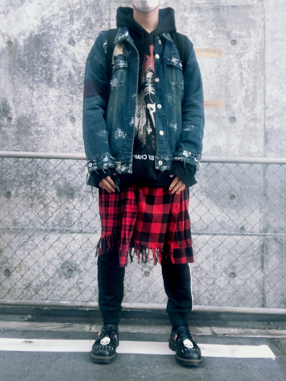 「パンク、ロック、カジュアル、デニムジャケット、赤チェック、パーカー」｜「Dr. Martensのアイテム（ブーツ、ブラック系）」を使った、cogemaruさん（メンズ・168cm）の冬コーディネートの1枚目の写真