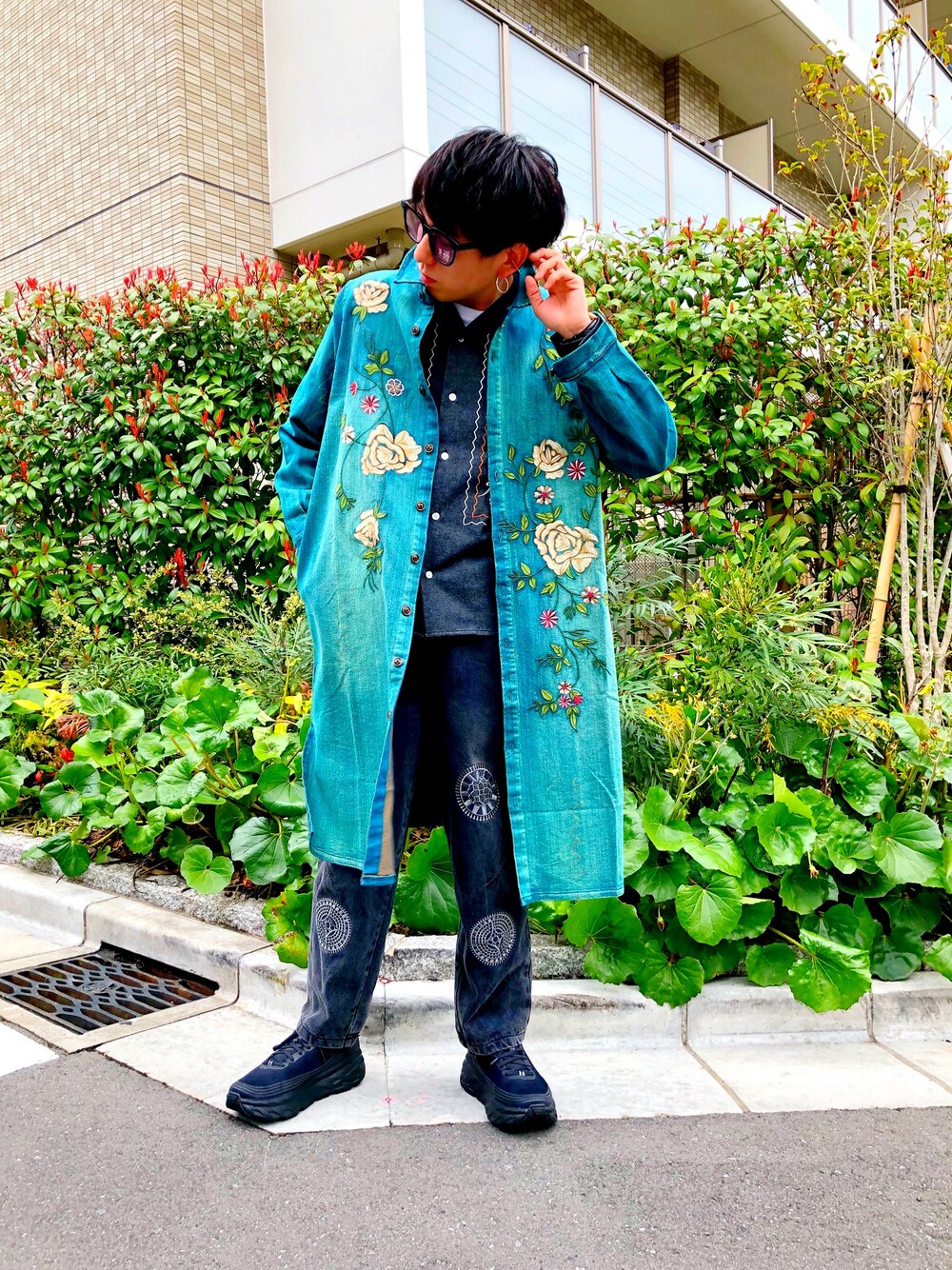 「はるコーデ、古着コーデ、おしゃれさんと繋がりたい、HOKAONEONE、スニーカー、刺繍、花柄」｜「HOKAのホカオネオネ HOKA ONE ONE BONDI 6 1019269 ダッドスニーカー（スニーカー、ブラック系）」を使った、TAKUYAさん（メンズ・162cm）の春コーディネートの1枚目の写真