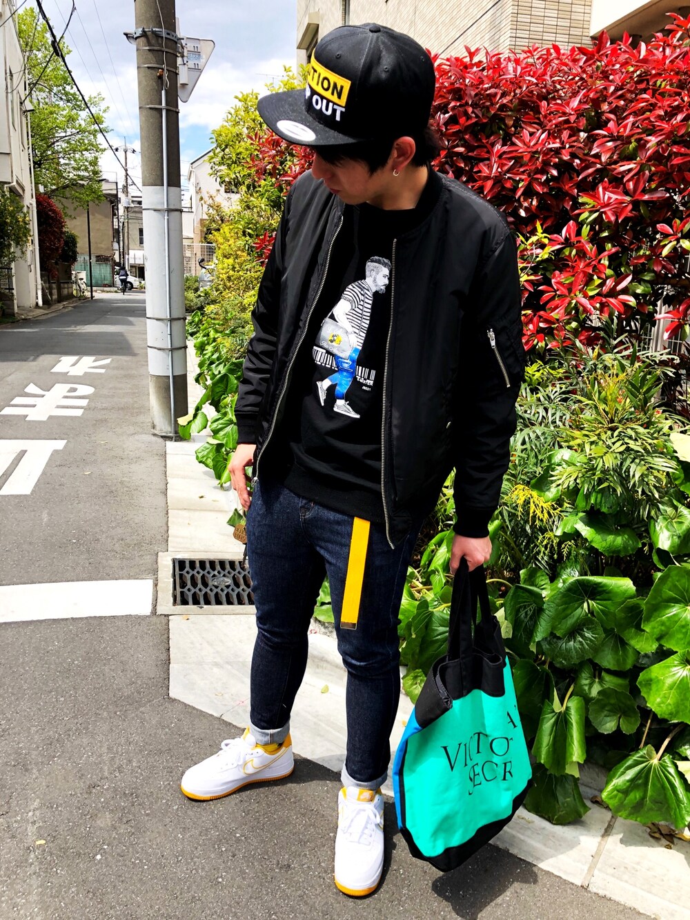 「はるコーデ、春コーデ、春、古着、スニーカー、NIKE、イエロー、キャップ、ブラック、MA-1」｜「URBAN RESEARCHのアイテム（MA-1、ブラック系）」を使った、TAKUYAさん（メンズ・162cm）の春コーディネートの1枚目の写真