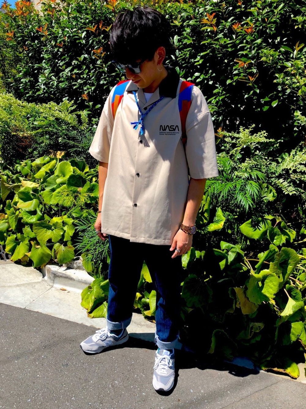 「シンプル、オープンカラーシャツ、NASA、スニーカー、リュック、サングラス、ブルー、ベージュ、ニューバランス」｜「SENSE OF PLACE by URBAN RESEARCHのアイテム（シャツ/ブラウス、ベージュ系）」を使った、TAKUYAさん（メンズ・162cm）の夏コーディネートの1枚目の写真