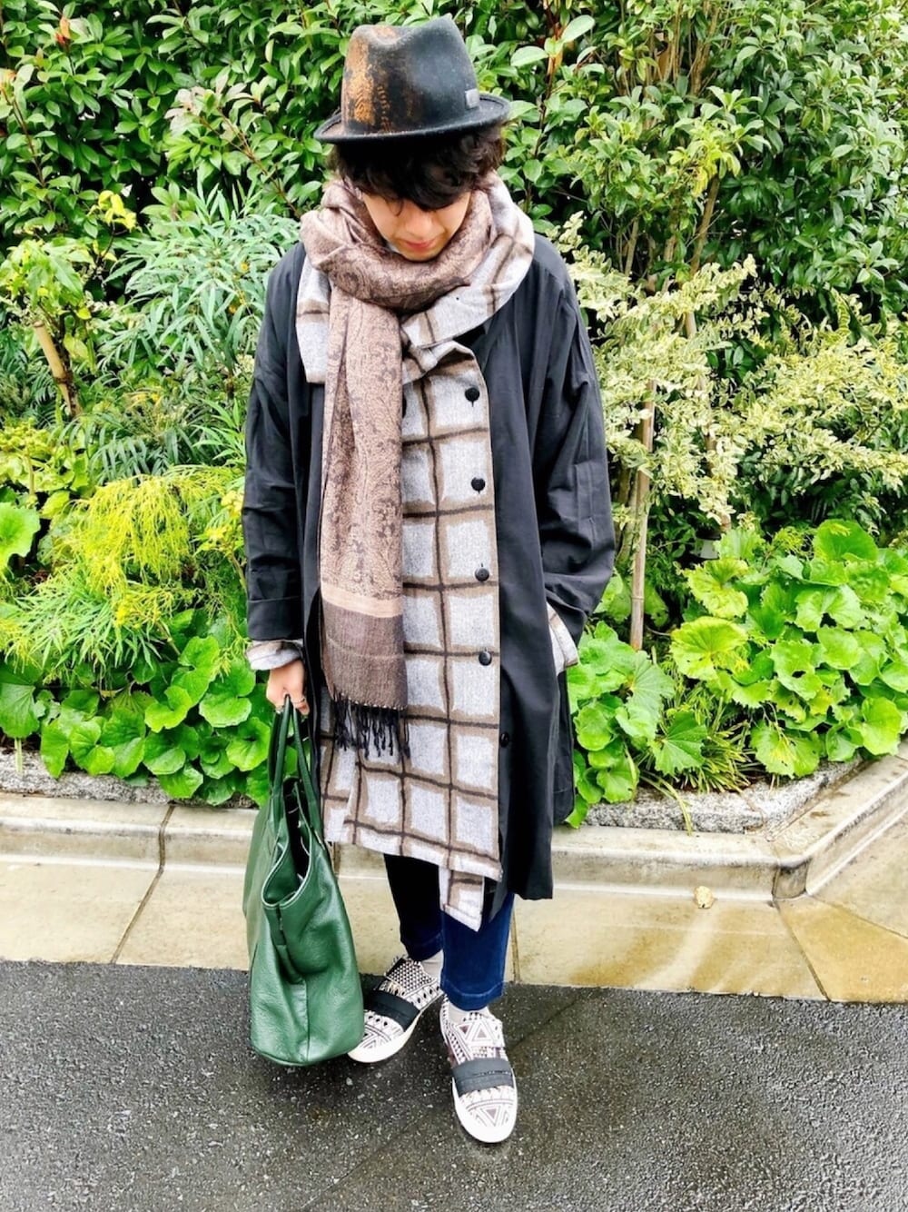 「今日のコーデ、ootd、ハット、コート、スニーカー、トートバッグ、冬、冬コーデ、ストール、スキニー」｜「DIESELのアイテム（ハット、ブラック系）」を使った、TAKUYAさん（メンズ・162cm）の冬コーディネートの1枚目の写真