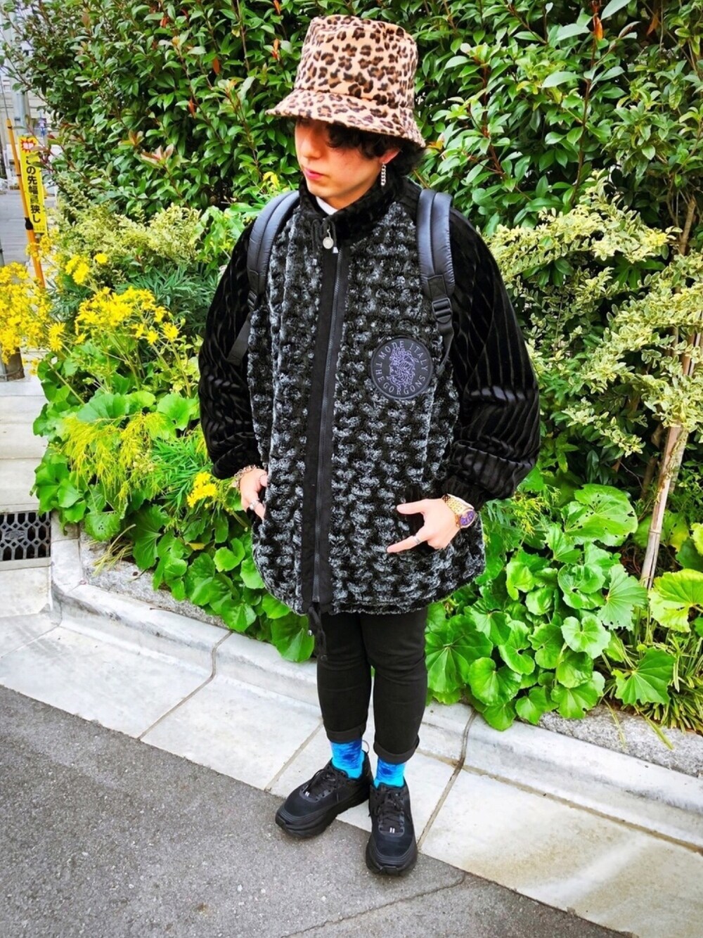 「オーバーサイズ、冬コーデ、ハット、レオパード、オールブラック、リュック、靴下、ホカオネオネ、ootd、年末WEAR感謝祭」｜「mode ITARIAのアイテム（その他アウター、ブラック系）」を使った、TAKUYAさん（メンズ・162cm）の冬コーディネートの1枚目の写真