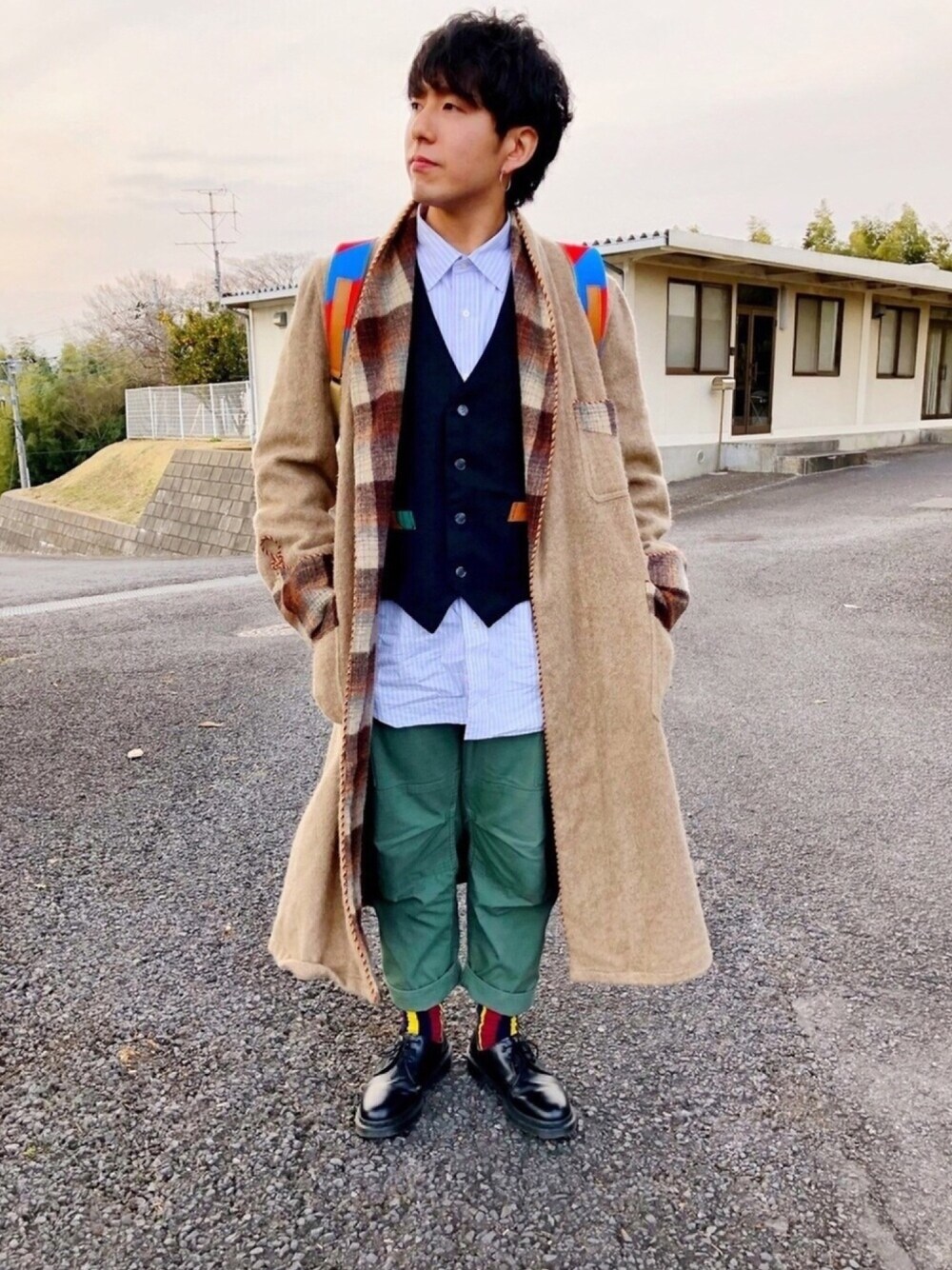 「ビッグシルエット、冬コーデ、古着、古着MIX、ブラウン、ベスト、シャツスタイル、カジュアルコーデ、ootd、ドクターマーチン」｜「usedのアイテム（カーゴパンツ、グリーン系）」を使った、TAKUYAさん（メンズ・162cm）の冬コーディネートの1枚目の写真