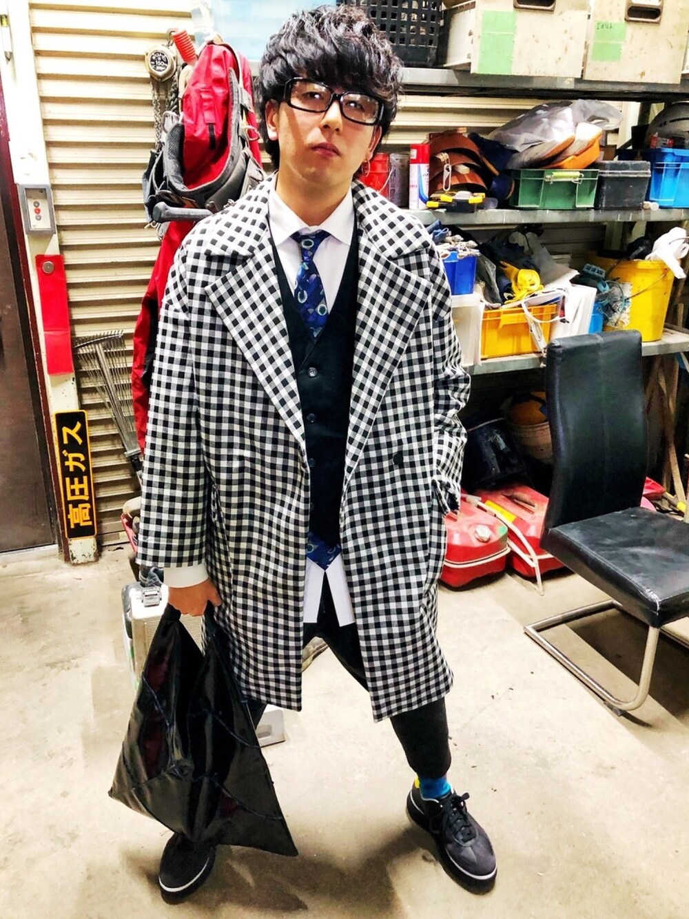 「カジュアルコーデ、古着MIX、古着、シャツスタイル、スニーカー、ネクタイ、ootd、めがね、トートバッグ、ベスト」｜「ZARA BASICのアイテム（チェスターコート、ホワイト系）」を使った、TAKUYAさん（メンズ・162cm）の冬コーディネートの1枚目の写真