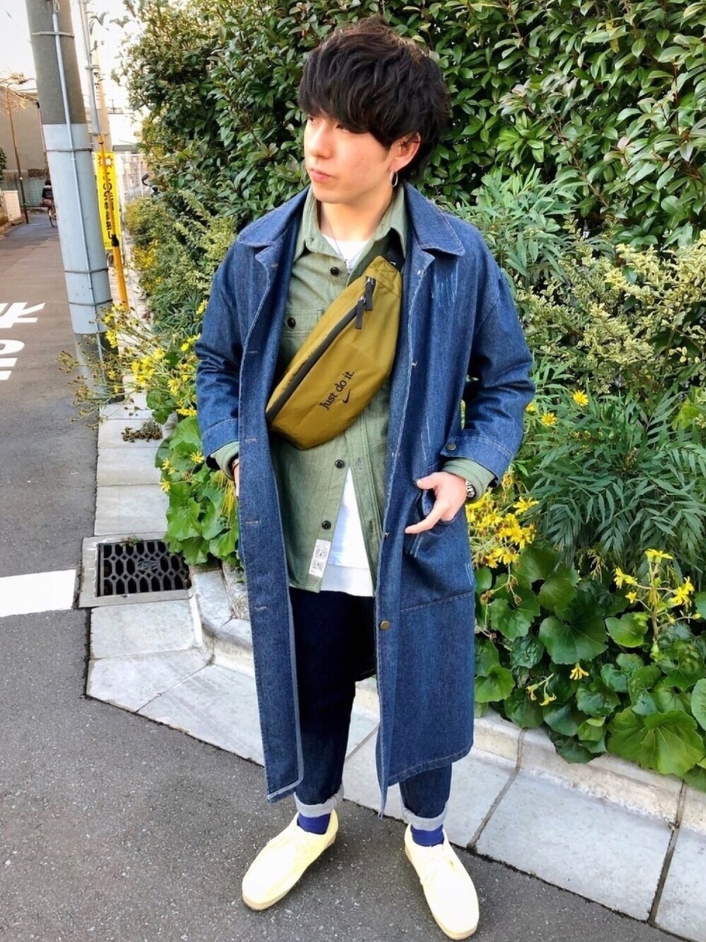 「春コーデ、カジュアル、カジュアルコーデ、デニム、古着、古着MIX、ボディバッグ、ナイキ、イエロー、ootd」｜「USEDのアイテム（その他アウター、ブルー系）」を使った、TAKUYAさん（メンズ・162cm）の冬コーディネートの1枚目の写真