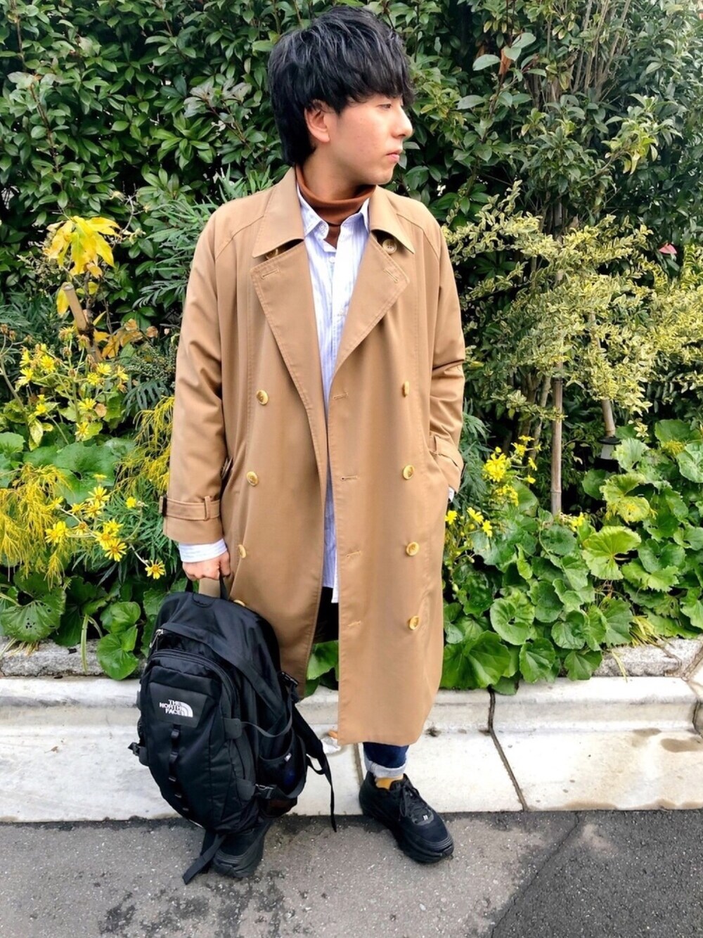 「春コーデ、春、シンプル、シンプルコーデ、トレンチコート、ノースフェイス、ベージュ、スニーカー、古着、ootd」｜「CASPER JOHNのMy/kan ルーズトレンチコート（トレンチコート、ベージュ系）」を使った、TAKUYAさん（メンズ・162cm）の冬コーディネートの1枚目の写真