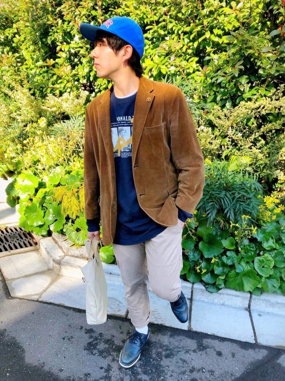 「春コーデ、きれいめカジュアル、キャップ、ブルー、ブラウン、ootd、ジャケット、古着、古着MIX、ブラウン色に染まれ」｜「usedのアイテム（テーラードジャケット、ブラウン系）」を使った、TAKUYAさん（メンズ・162cm）の冬コーディネートの1枚目の写真