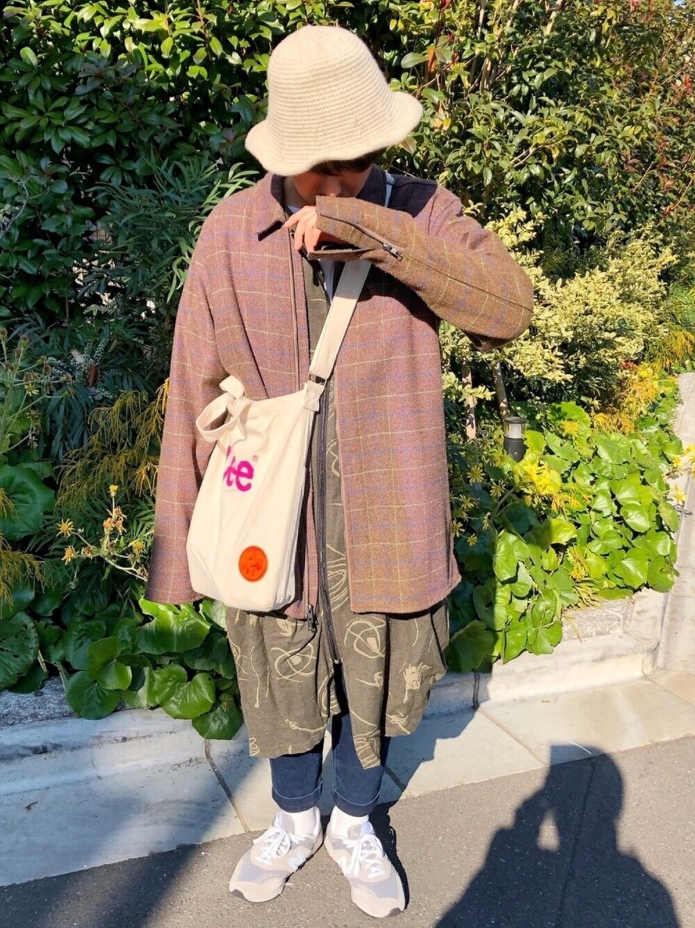 「春コーデ、ブラウン、レイヤードスタイル、トートバッグ、スニーカー、帽子、古着、古着MIX、ビッグシルエット、ootd」｜「usedのアイテム（その他アウター、ブラウン系）」を使った、TAKUYAさん（メンズ・162cm）の春コーディネートの1枚目の写真