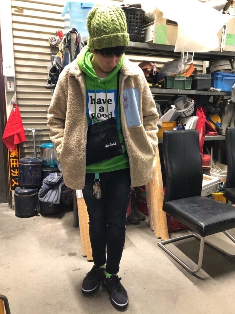 「春、スニーカー、ストリート、グリーン、UNIQLO、have a good time、パーカー、古着、古着MIX、春コーデ」｜「UNIQLOの防風ボアフリースジャケット（長袖）（その他アウター、ベージュ系）」を使った、TAKUYAさん（メンズ・162cm）の春コーディネートの1枚目の写真