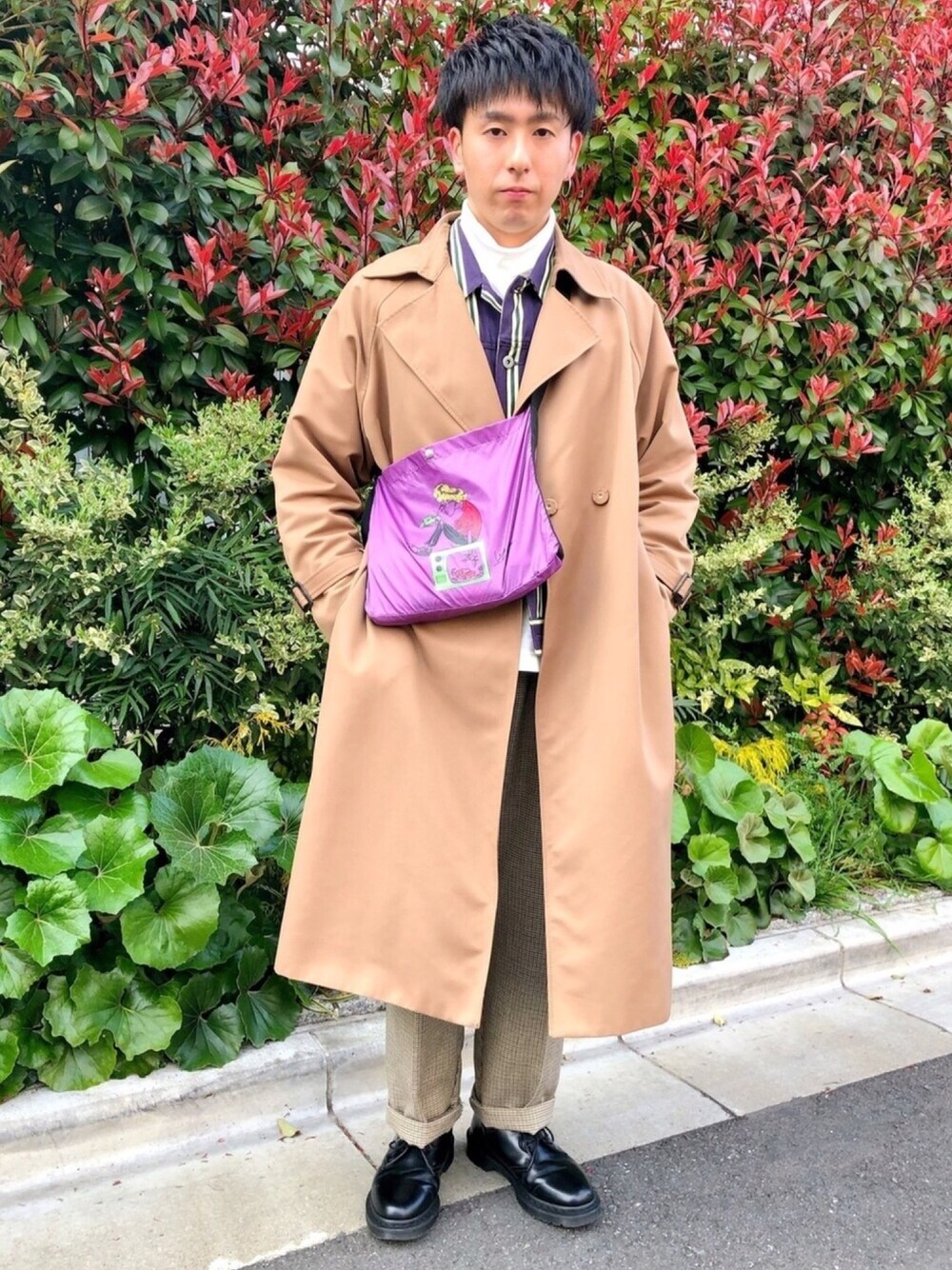 「春、春コーデ、シンプル、カジュアル、パープル、サコッシュ、ワイドパンツ、ベージュ、古着、古着MIX」｜「leftaloneのアイテム（ボディバッグ/ウエストポーチ、パープル系）」を使った、TAKUYAさん（メンズ・162cm）の春コーディネートの1枚目の写真