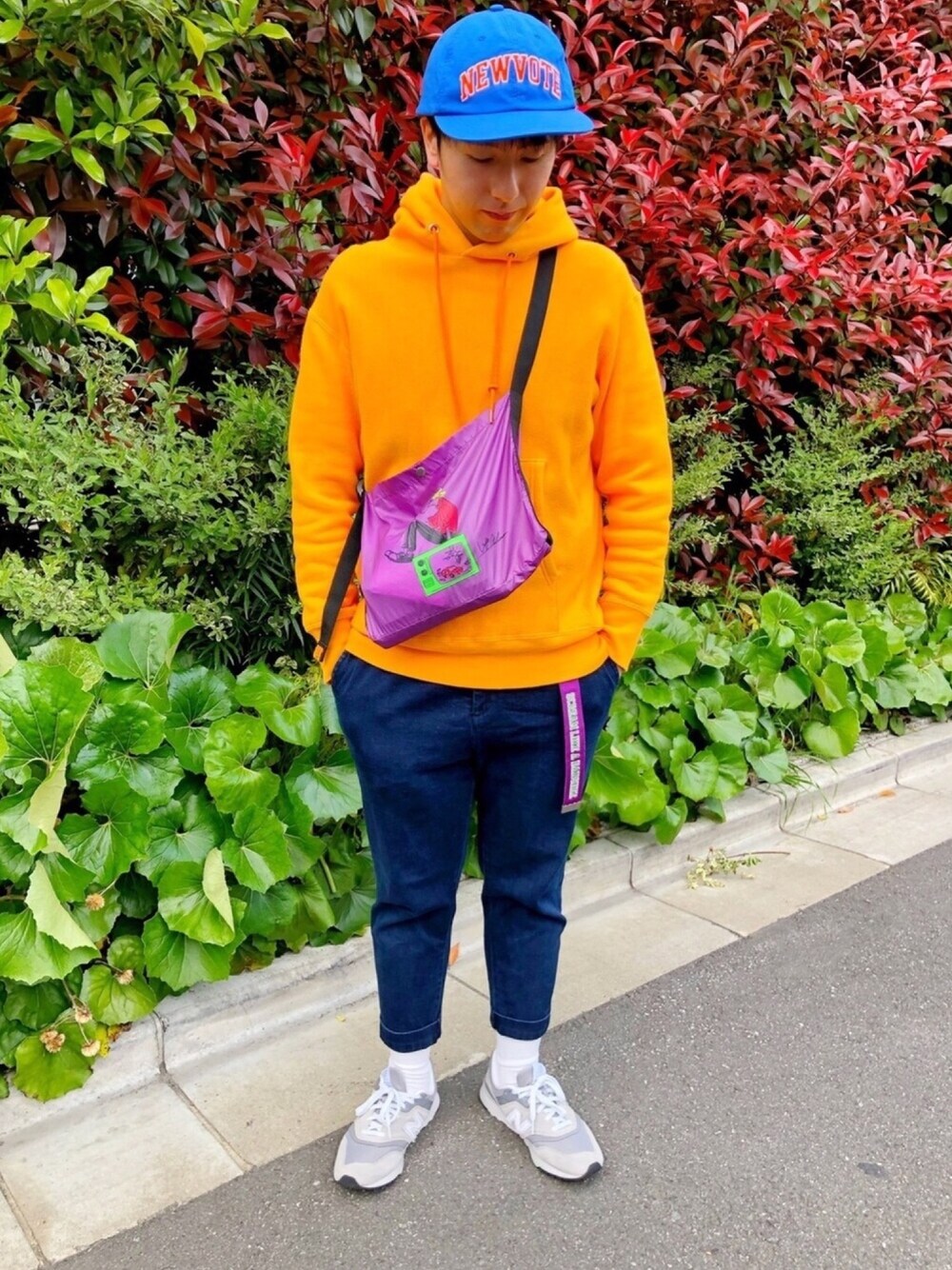 「春、大人カジュアル、カジュアル、キャップ、パーカー、スニーカー、ニューバランス、オレンジ、パープル、古着」｜「leftaloneのアイテム（ボディバッグ/ウエストポーチ、パープル系）」を使った、TAKUYAさん（メンズ・162cm）の春コーディネートの1枚目の写真