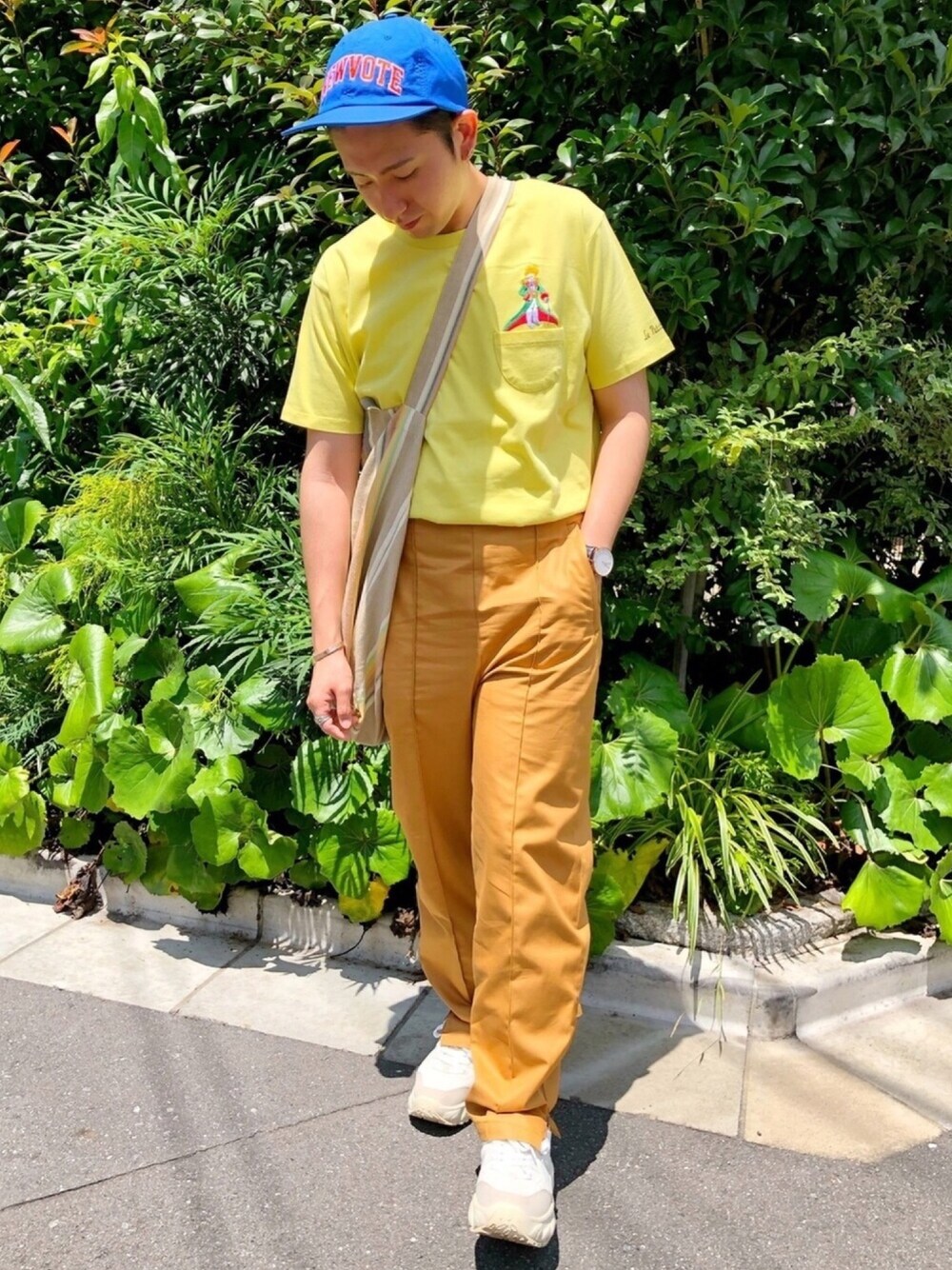 「夏コーデ、夏、Tシャツ、キャップ、低身長、古着、古着MIX、スニーカー、イエロー、ブルー」｜「EDITIONのアイテム（その他パンツ、ベージュ系）」を使った、TAKUYAさん（メンズ・162cm）の夏コーディネートの1枚目の写真
