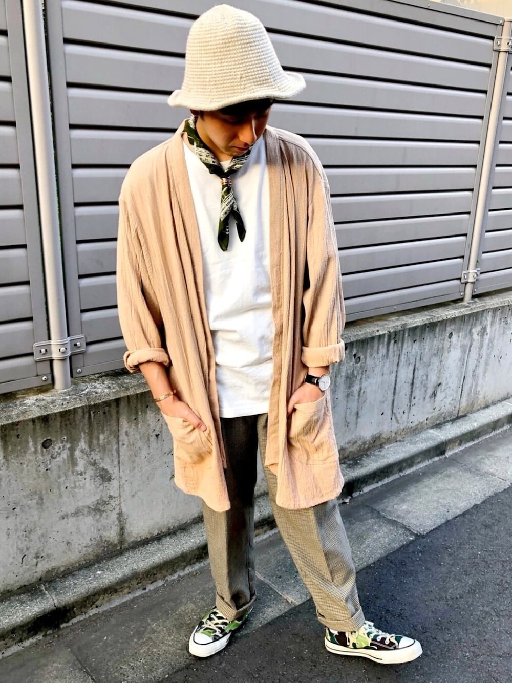 「シンプルコーデ、夏コーデ、夏、低身長、古着、古着MIX、ワイドパンツ、スニーカー、スカーフ、コンバース」｜「UNIQLOのクルーネックT（半袖）（Tシャツ/カットソー、ホワイト系）」を使った、TAKUYAさん（メンズ・162cm）の夏コーディネートの1枚目の写真