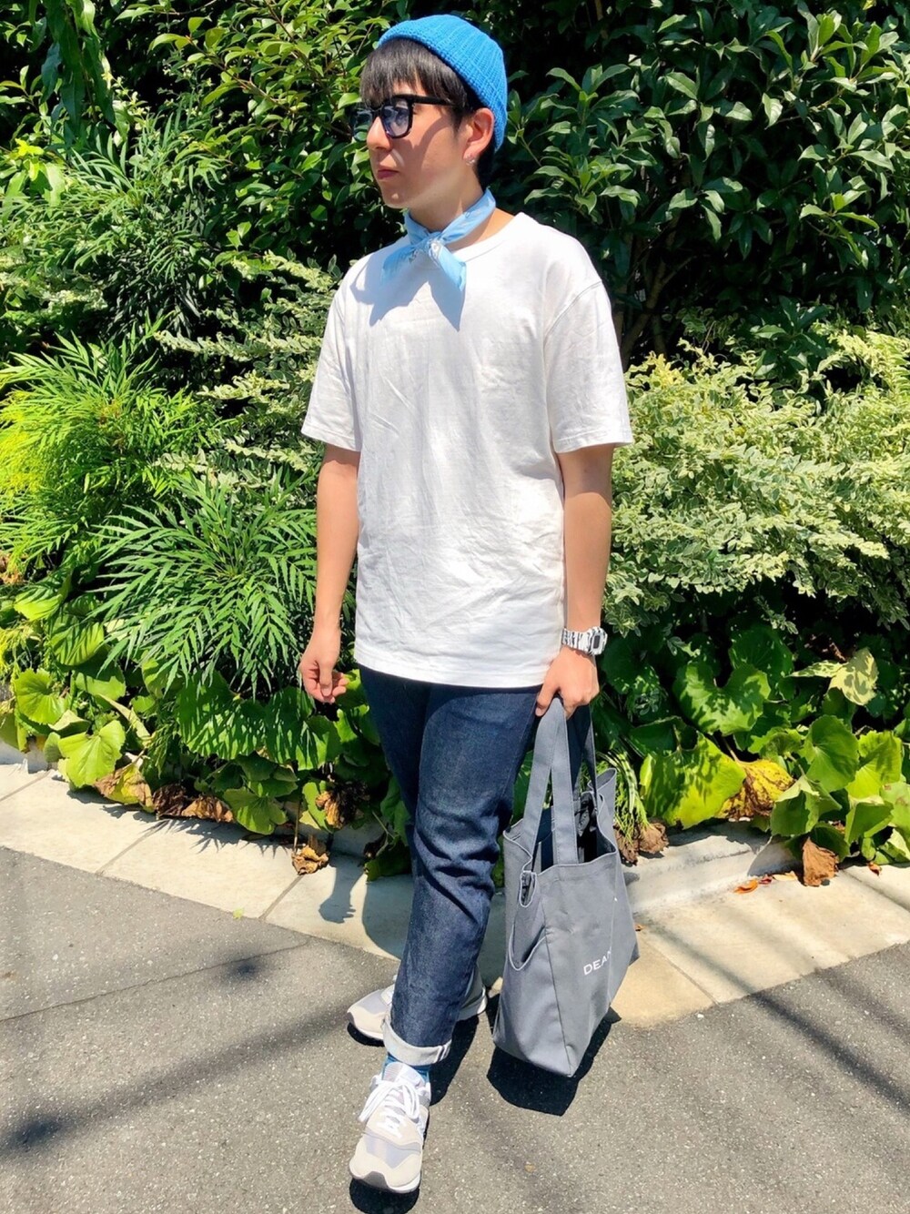 「シンプルコーデ、シンプル、オトナカジュアル、夏コーデ、ブルー、Tシャツ、デニム、スニーカー、トートバッグ、古着MIX」｜「UNIQLOのクルーネックT（半袖）（Tシャツ/カットソー、ホワイト系）」を使った、TAKUYAさん（メンズ・162cm）の夏コーディネートの1枚目の写真