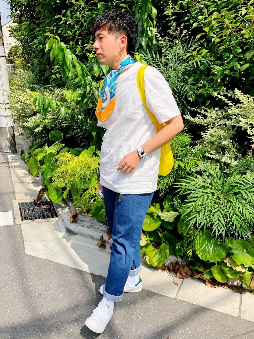 「シンプルコーデ、シンプル、オトナカジュアル、夏コーデ、古着、古着MIX、マリンスタイル、スカーフ、デニム、スタンスミス」｜「G-SHOCKのG-SHOCK / DW-5600BW-7JF（アナログ腕時計、ホワイト系）」を使った、TAKUYAさん（メンズ・162cm）の秋コーディネートの1枚目の写真