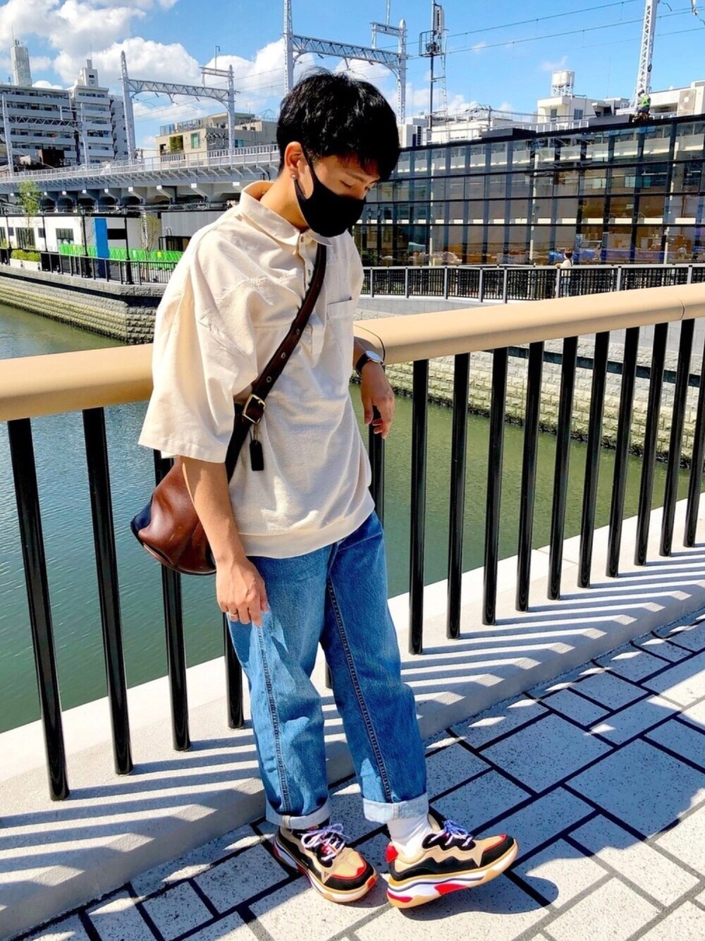 「カジュアル、古着、古着MIX、デニムパンツ、ワイドパンツ、スニーカー、ベージュ、ショルダーバッグ、コーチ(COACH)、リラックススタイル」｜「Daniel WellingtonのDANIEL WELLINGTON / Classic ヨーク/ローズゴールド 40mm（アナログ腕時計、ブラック系）」を使った、TAKUYAさん（メンズ・162cm）の秋コーディネートの1枚目の写真