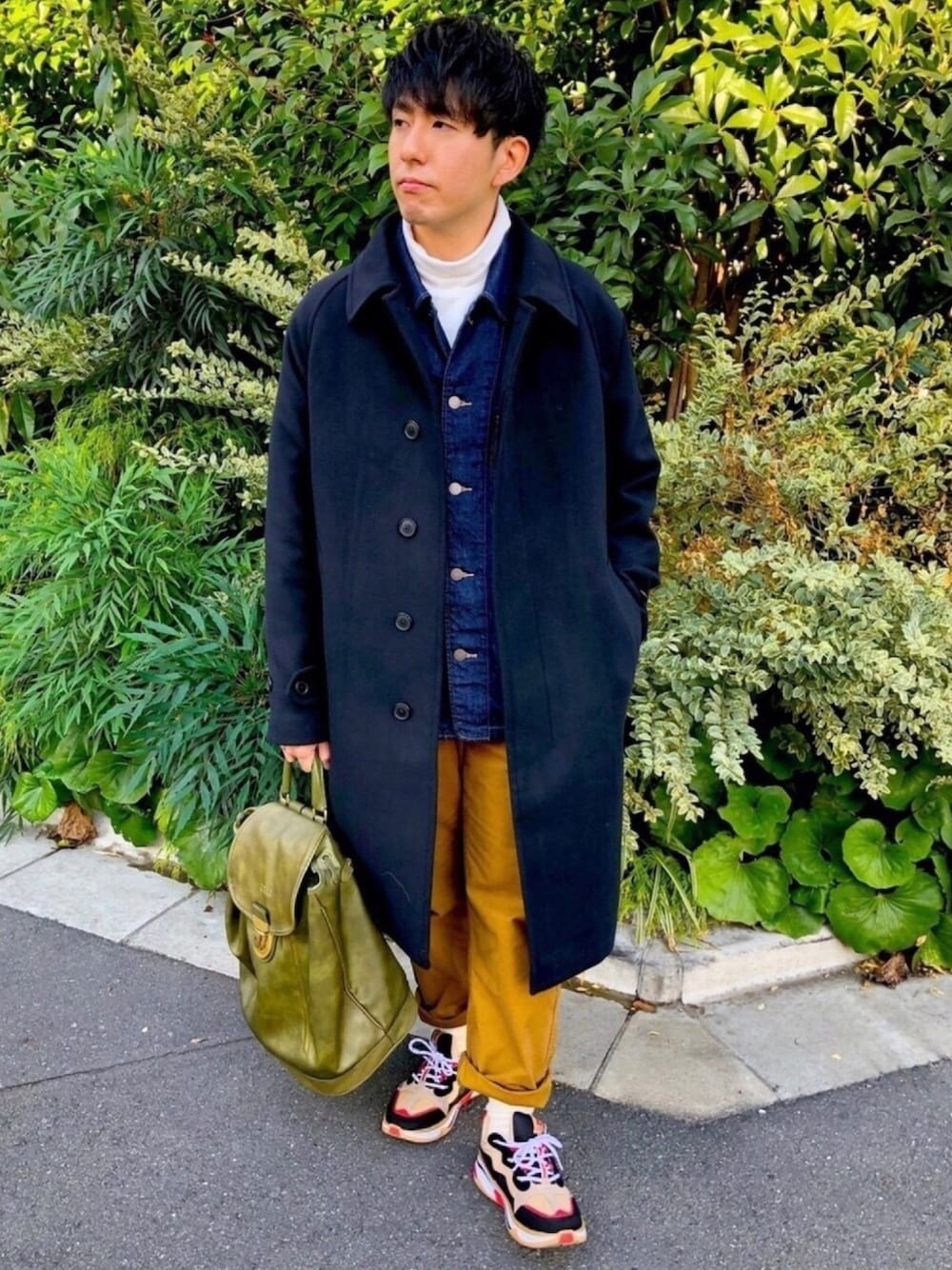 「シンプルコーデ、カジュアル、オトナカジュアル、冬、コート、リュック、古着、古着MIX、ネイビー、スニーカー」｜「UNIQLOのアイテム（ステンカラーコート、ブルー系）」を使った、TAKUYAさん（メンズ・162cm）の冬コーディネートの1枚目の写真