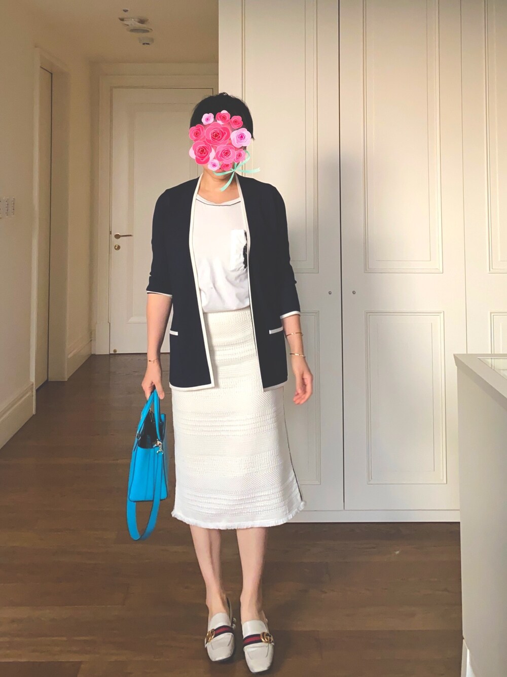 ブルー系のジャケット/アウター、ホワイト系のTシャツ/カットソー、ホワイト系のスカートを着用したレディースの春コーディネートの1枚目の写真