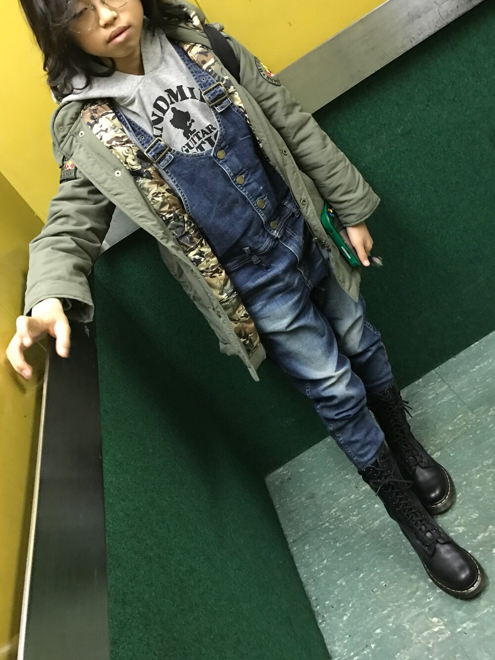 「キッズファッション、男の子コーデ、ミリタリー、男の子、Dr.Martens、JOEY HYSTERIC、hysteric mini」｜「HYSTERIC MINIのアイテム（ミリタリージャケット、グリーン系）」を使った、hidekicchuさん（キッズ・142cm）の冬コーディネートの1枚目の写真