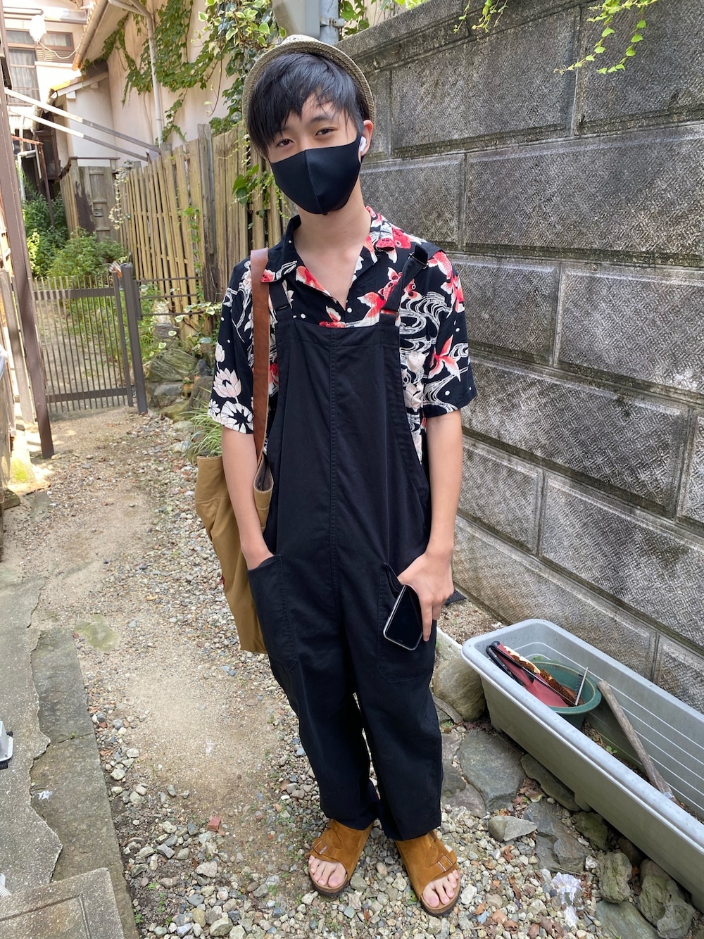 「夏コーデ、サンダルコーデ、金魚、アロハシャツ、アロハ」｜「Johnbullのアイテム（サロペット/オーバーオール、ブラック系）」を使った、hidekicchuさん（メンズ・170cm）の夏コーディネートの1枚目の写真