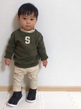 「カーキ×ホワイト」｜「アイテム（Tシャツ/カットソー）」を使った、EIMA.SAEさん（キッズ・80cm）の冬コーディネート